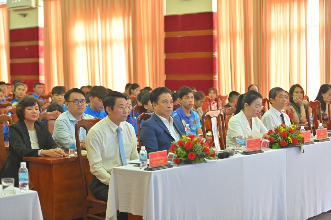 Khanh Hoa’s leaders at the year-end meeting with outstanding coaches and athletes

