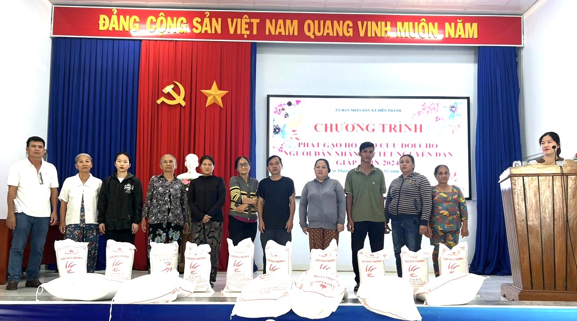 Huyện Diên Khánh cấp phát gạo cho các hộ dân.