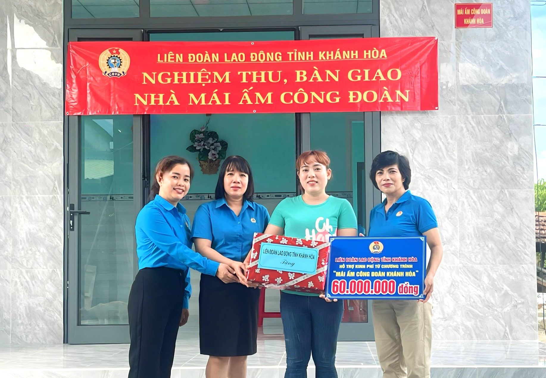 Lãnh đạo Liên đoàn Lao động tỉnh trao Mái ấm công đoàn cho gia đình chị Nguyễn Thị Thảo Nguyên.
