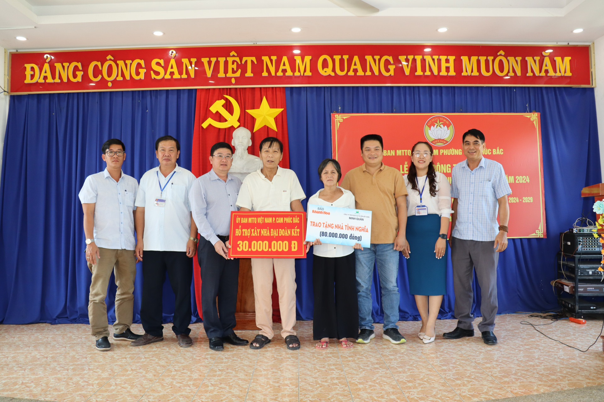 Lãnh đạo Báo Khánh Hòa, lãnh đạo Công ty Xây dựng Minh Quân và đại diện UBMTTQ Việt Nam TP. Cam Ranh cùng trao tượng trưng số tiền tài trợ cho gia đình ông Những.