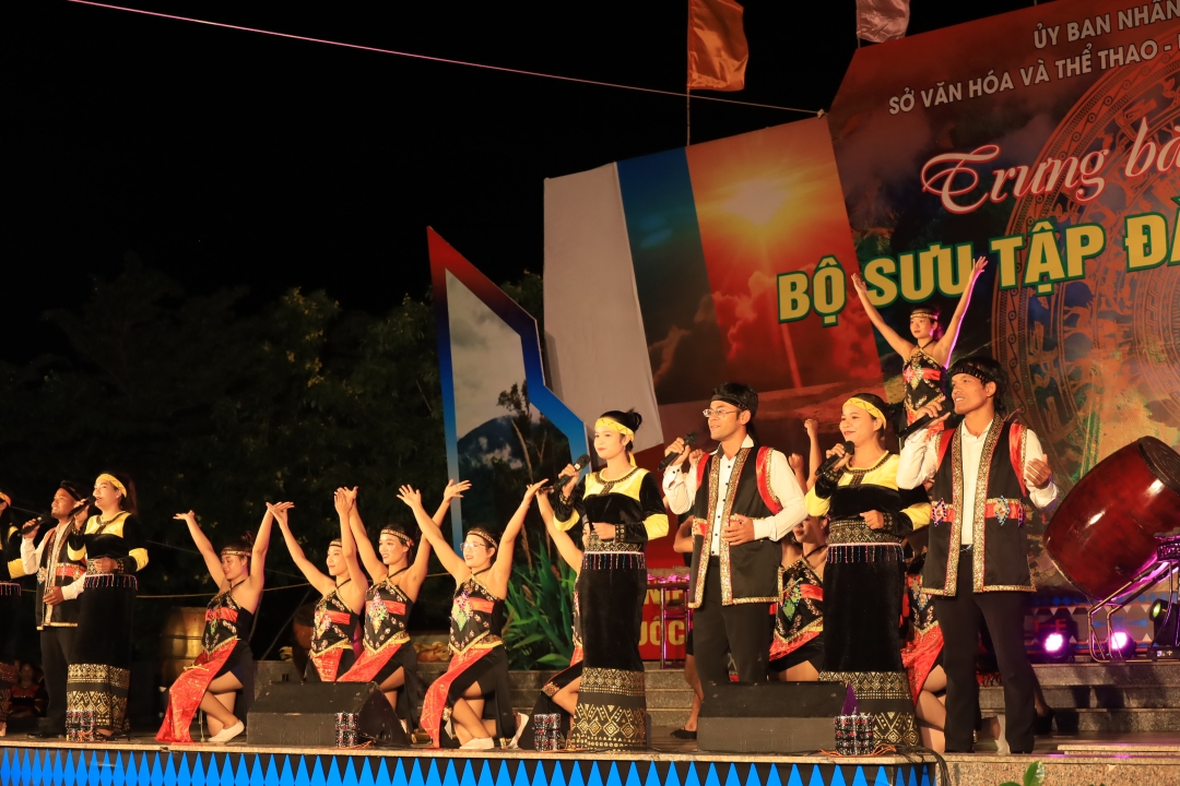 Music troupe of Raglai people performing in a music program

