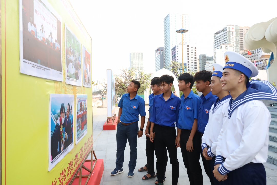 Young people viewing photos at an exhibition held at Tram Huong Tower on the occasion of 370 years of construction and development of Khanh Hoa 

