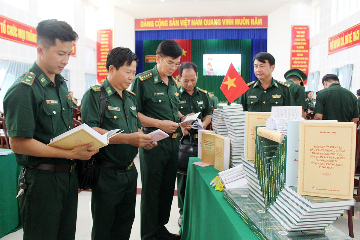 Cán bộ, chiến sĩ Bộ đội Biên phòng tỉnh Kiên Giang nghiên cứu tác phẩm “Kiên quyết, kiên trì đấu tranh phòng, chống tham nhũng, tiêu cực, góp phần xây dựng Đảng và Nhà nước ta ngày càng trong sạch, vững mạnh” của Tổng Bí thư Nguyễn Phú Trọng _Ảnh: TTXVN

