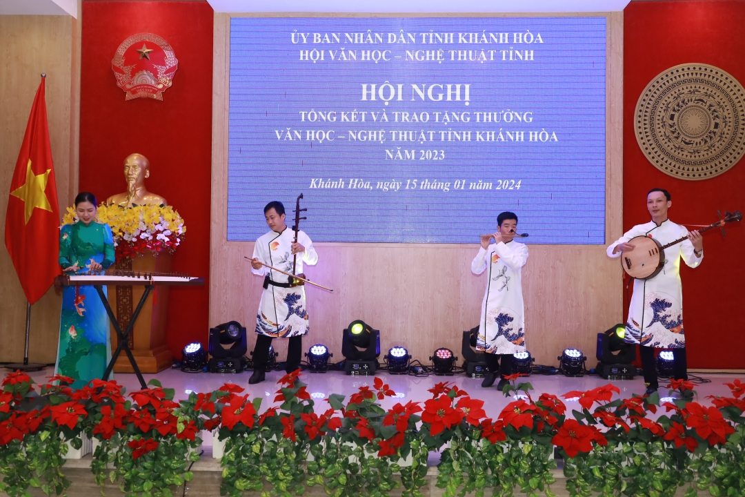 Traditional musical performance of Hai Dang Song and Dance Troupe in the review conference on literature and art

