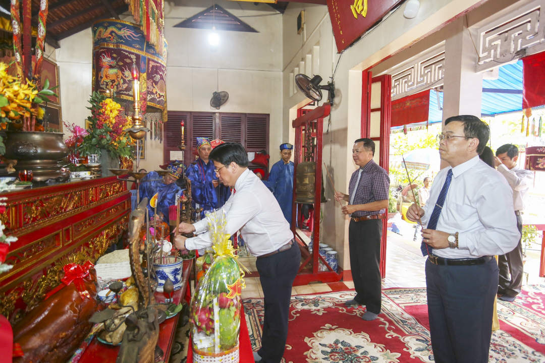 Ho Van Mung and leaderships of Nha Trang City offering incense to General Tran Hung Dao at  Tran Hung Dao Temple 

