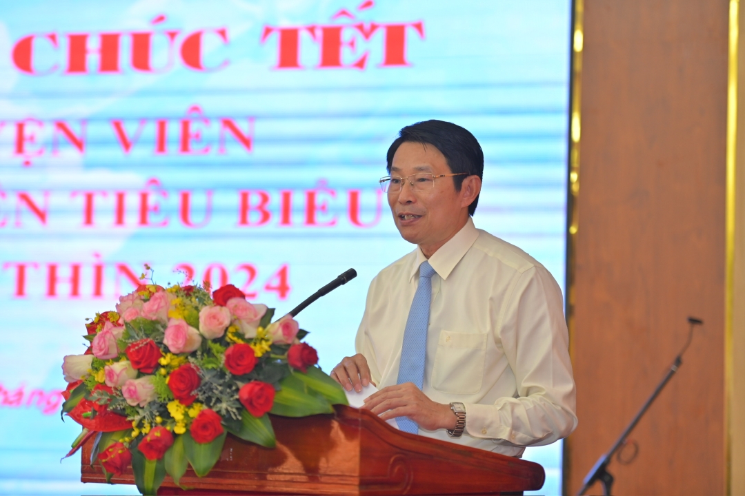 Dinh Van Thieu delivering speech at the meeting

