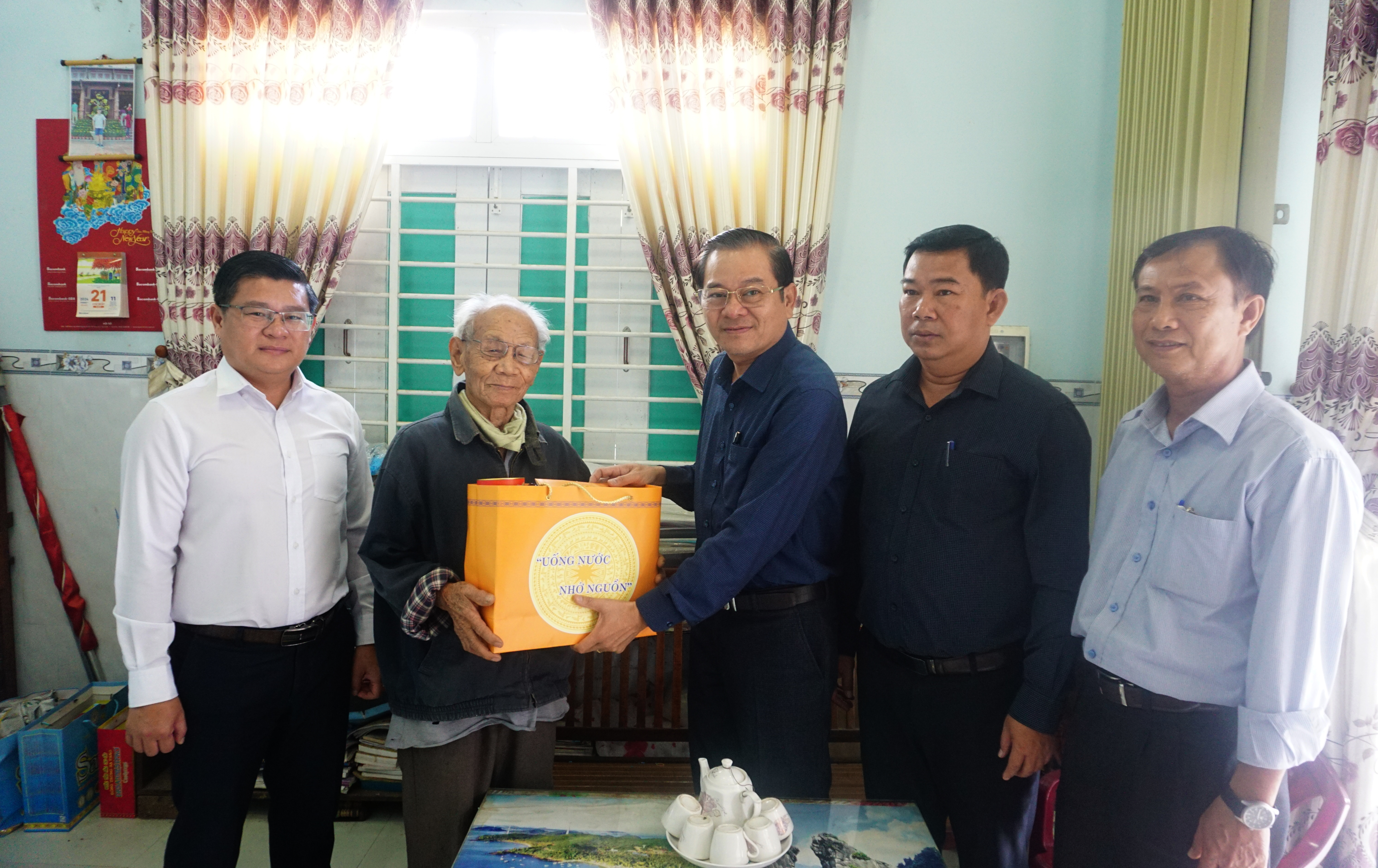 Phó Chủ tịch Thường trực HĐND tỉnh Trần Mạnh Dũng thăm, tặng quà Tết cho người có công ở huyện Vạn Ninh