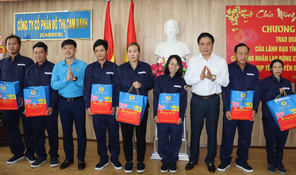 Phó Bí thư Thường trực Tỉnh ủy Nguyễn Khắc Toàn tặng quà Tết cho người lao động có hoàn cảnh khó khăn tại Công ty Cổ phần Đô thị Cam Ranh