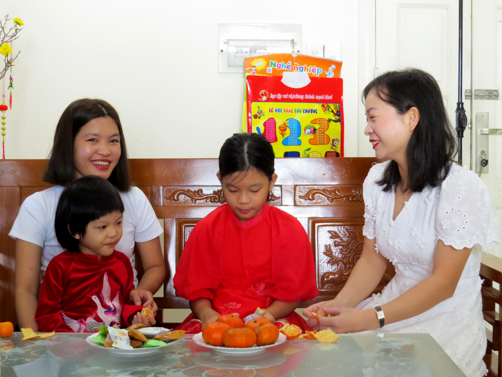 Chị Ngọc hỏi thăm, động viên các chị em phụ nữ trong câu lạc bộ khi Tết đến xuân về.