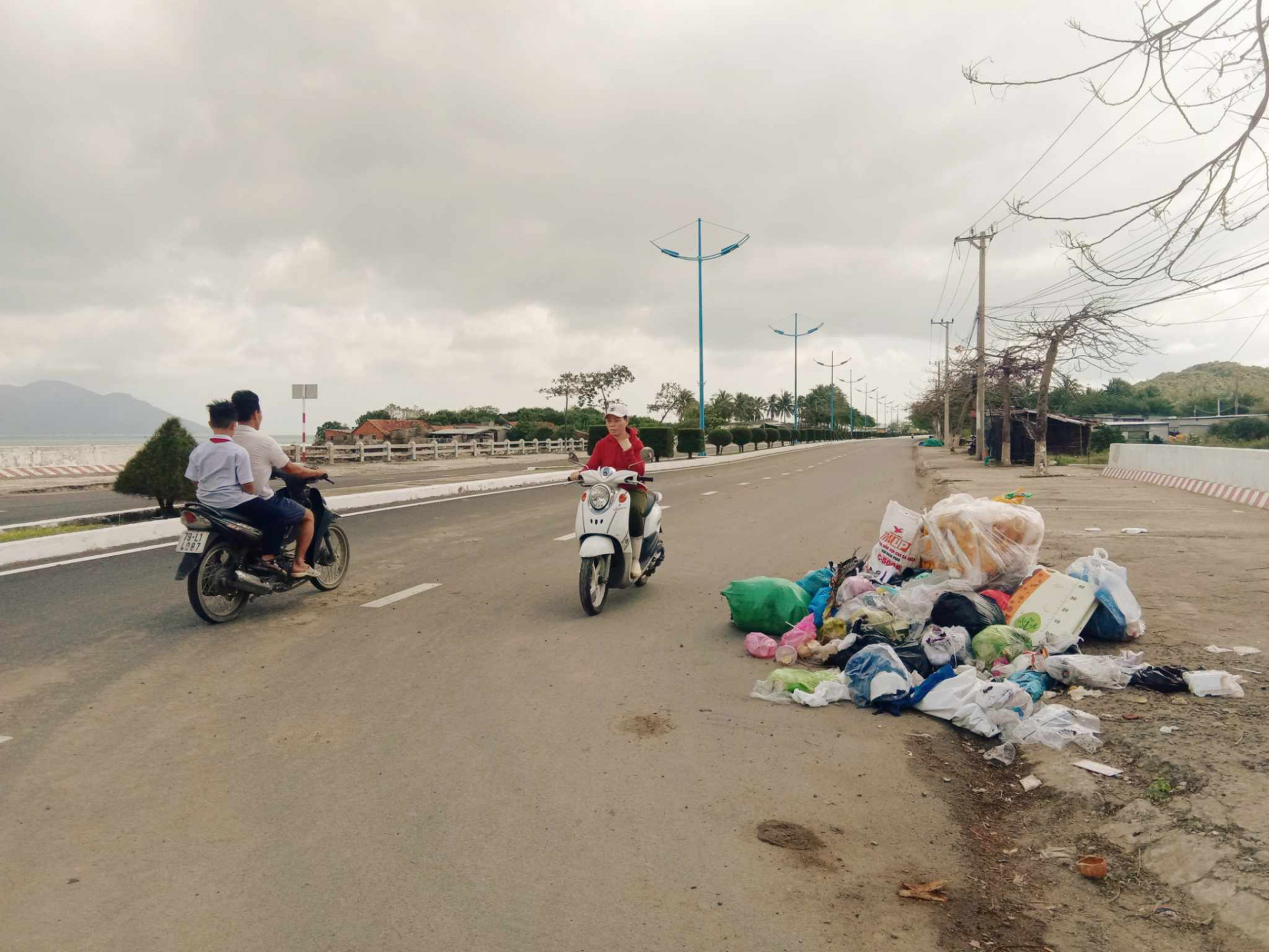 Bỏ rác bừa bãi ra đường.