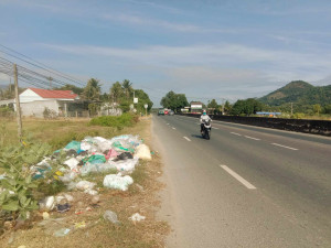 Bỏ rác bừa bãi trên hành lang quốc lộ