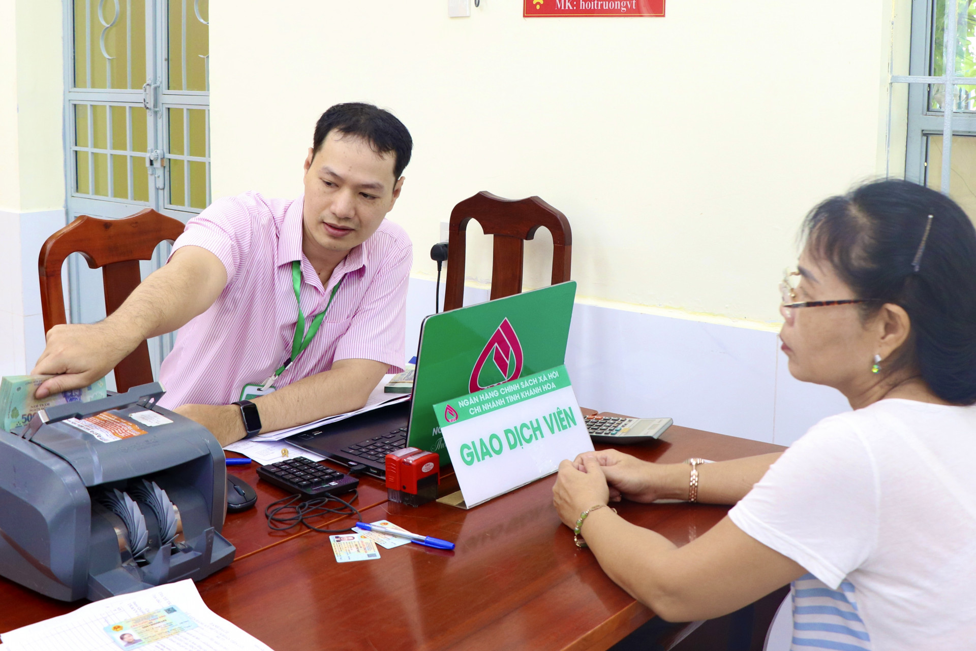 Giải ngân vốn tín dụng chính sách cho khách hàng tại TP. Nha Trang.
