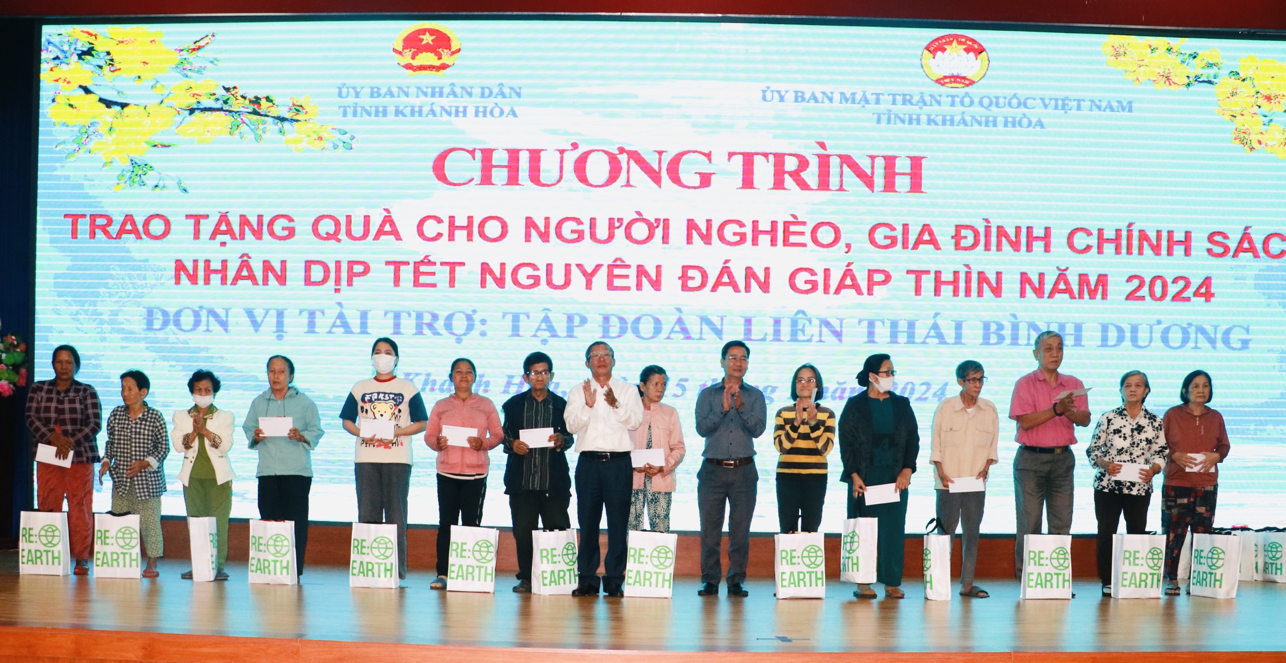 Lãnh đạo UBMTTQ Việt Nam tỉnh và Ban Dân vận Tỉnh uỷ trao quà cho hộ nghèo và gia đình chính sách