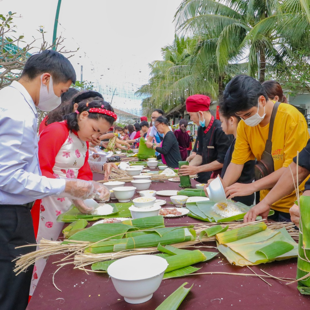 Du khách và người dân Nha Trang rất thích thú khi được trải nghiệm "Nấu bánh Tét, trở về Tết xưa" tại KDL Champa Island