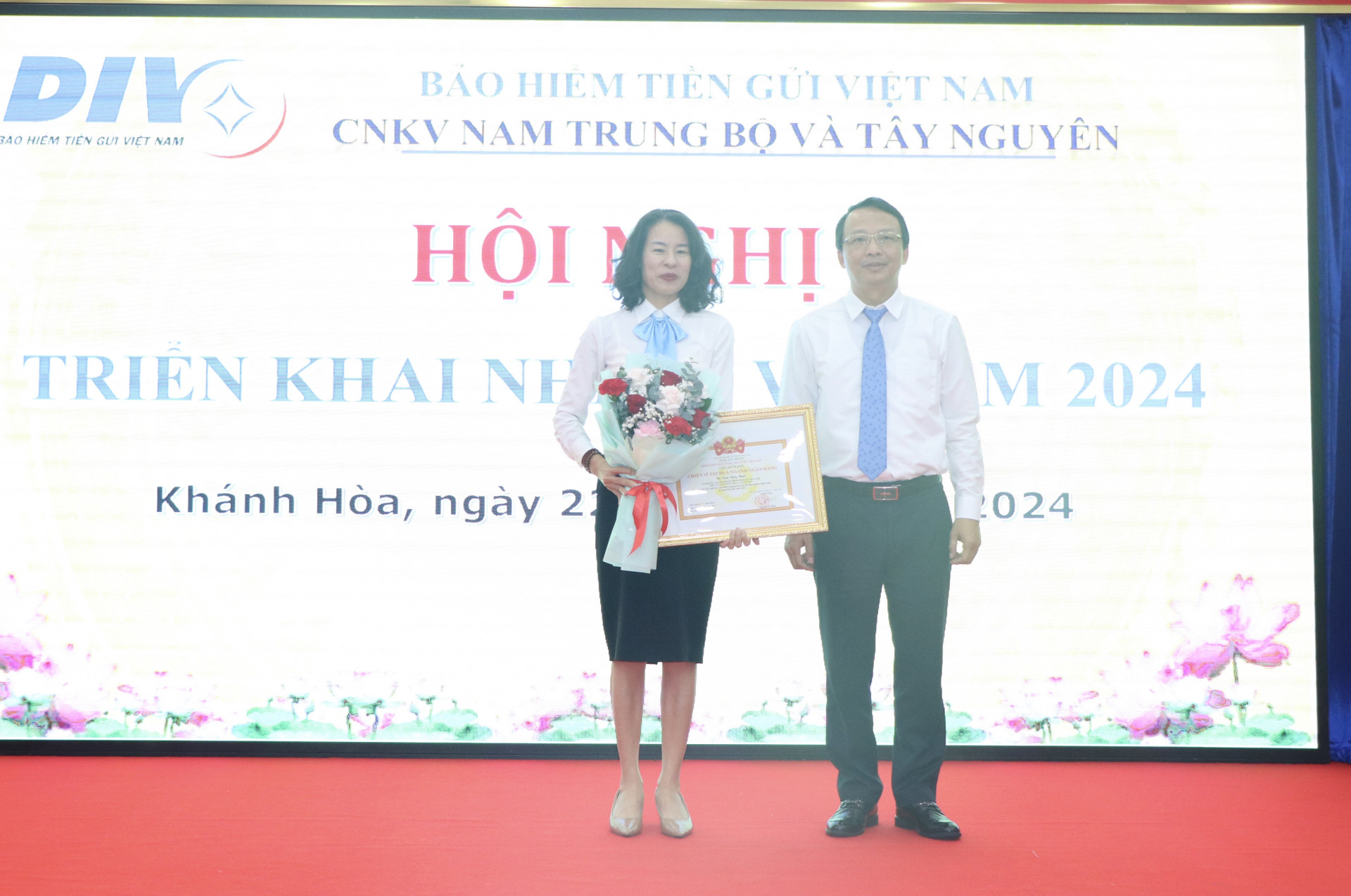 Lãnh đạo Bảo hiểm tiền gửi Việt Nam trao danh hiệu chiến sĩ thi đua ngành Ngân hàng cho bà Trần Thủy Bình.