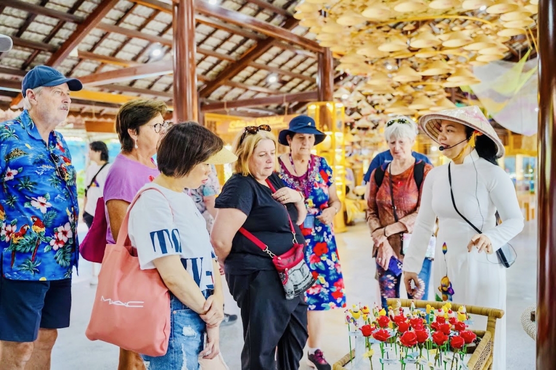 Cruise passengers visit Truong Son Craft Village.