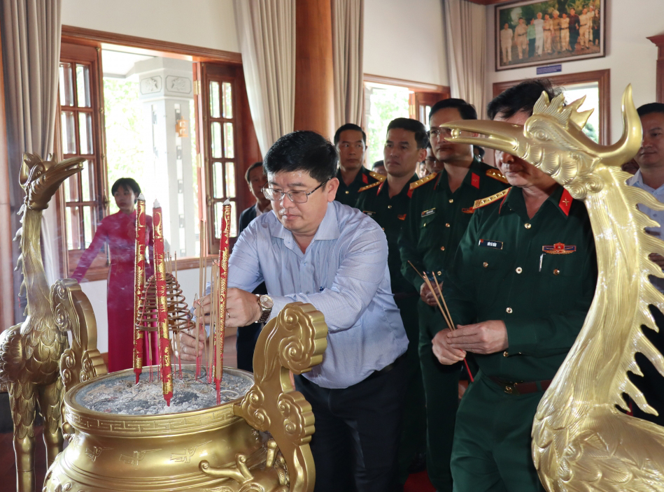 Ông Lê Hoàng Triều - Phó Tổng Biên tập Báo Khánh Hòa dâng hương tưởng nhớ Chủ tịch Hồ Chí Minh tại Bảo tàng Quân khu 5.