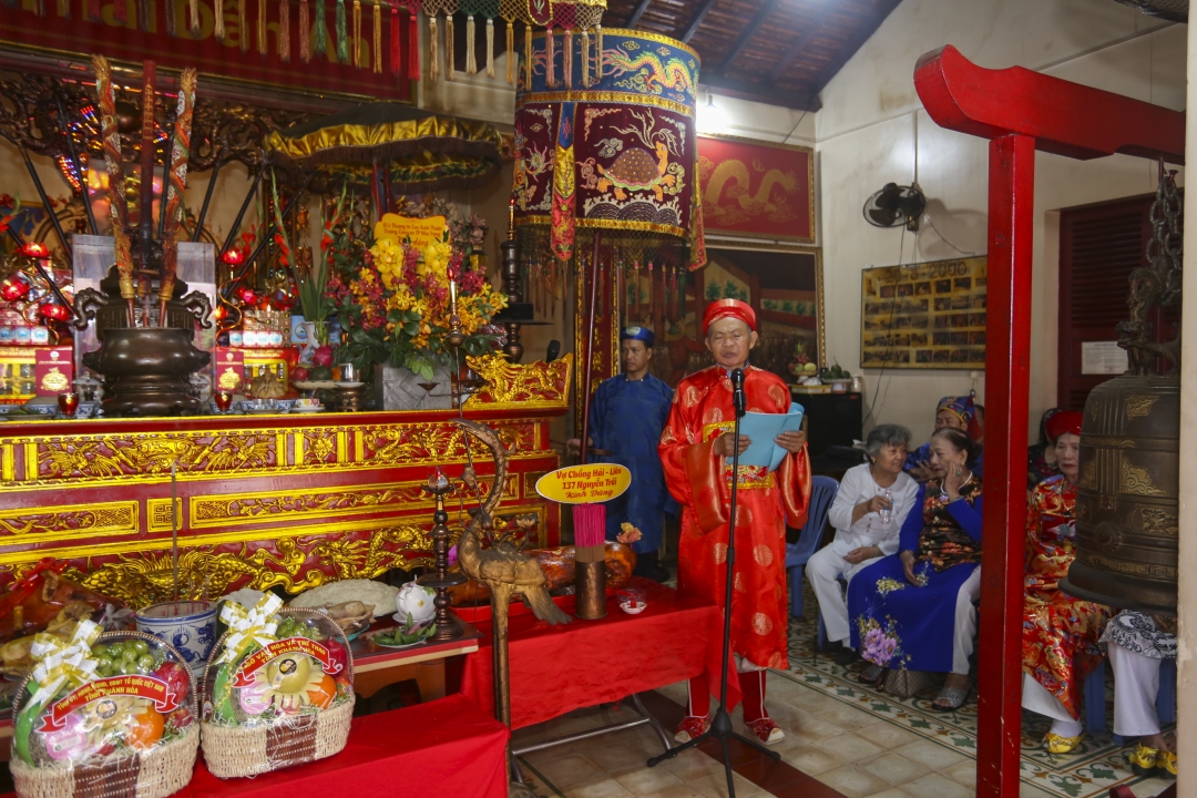 Head of the management committee of Tran Hung Dao Temple summarizing the biography of General Tran Hung Dao 

