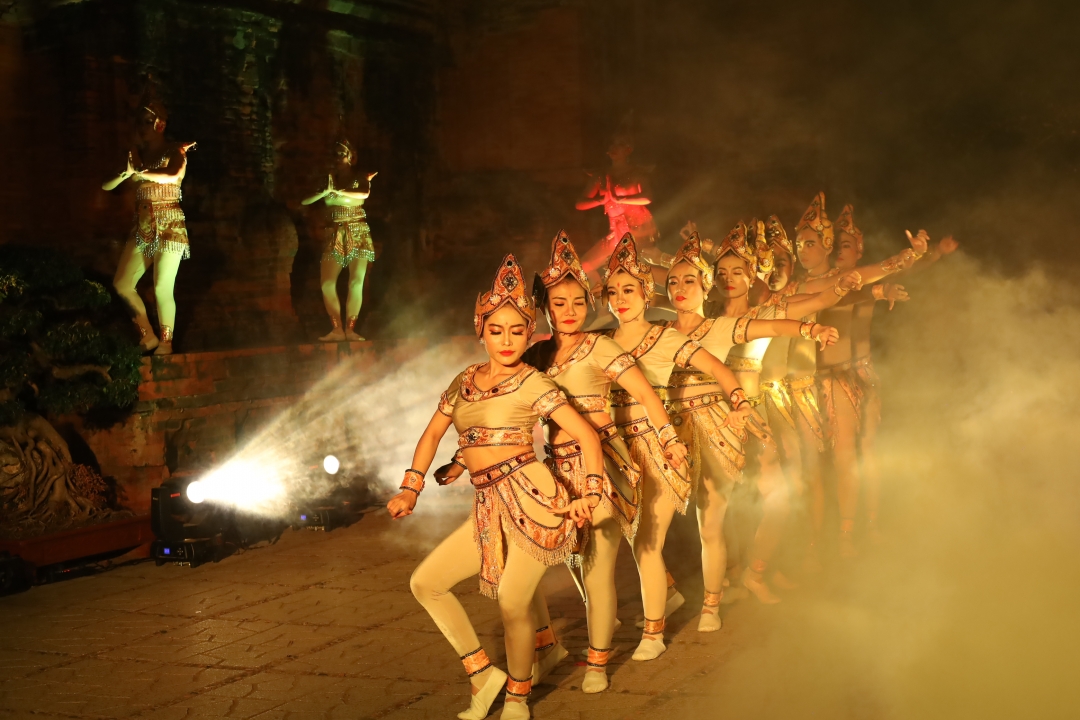 Apsara dance performed by the artists of Khanh Hoa Provincial Traditional Art Theater

