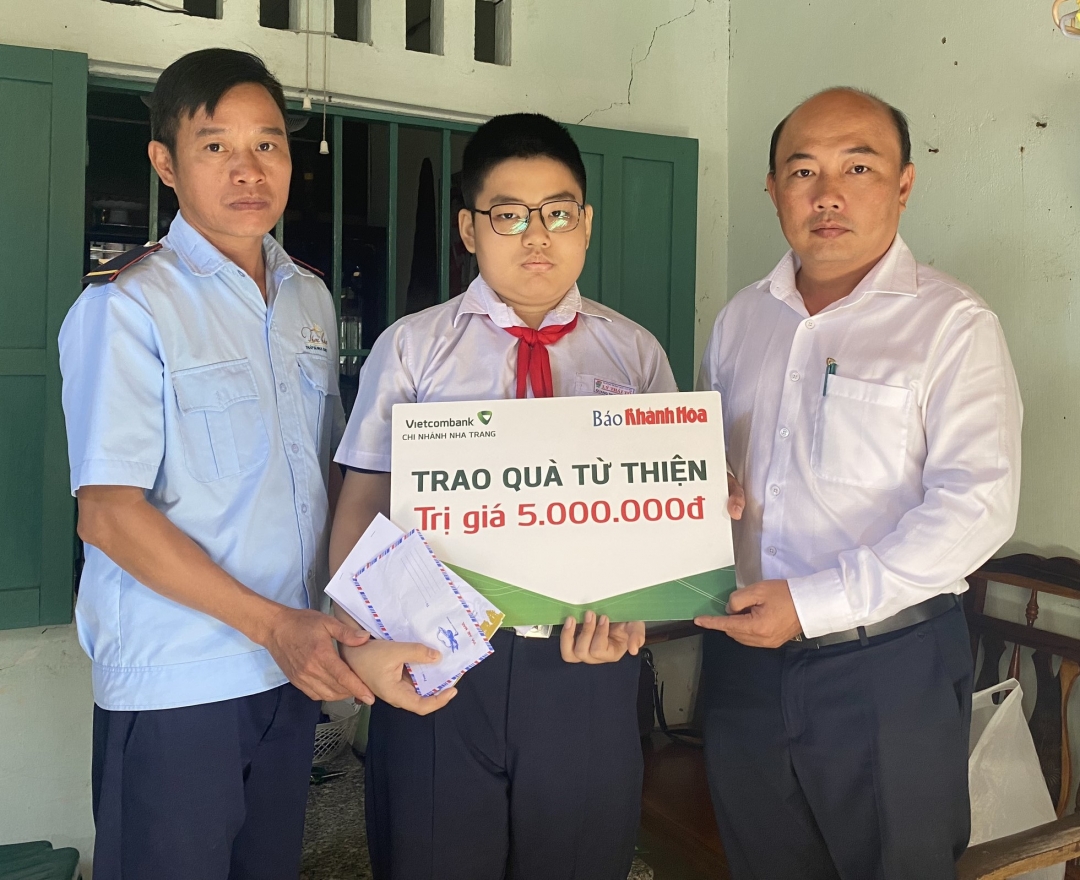 The representative of Vietcombank Nha Trang giving the donation to Ho Quang Truong’s family 

