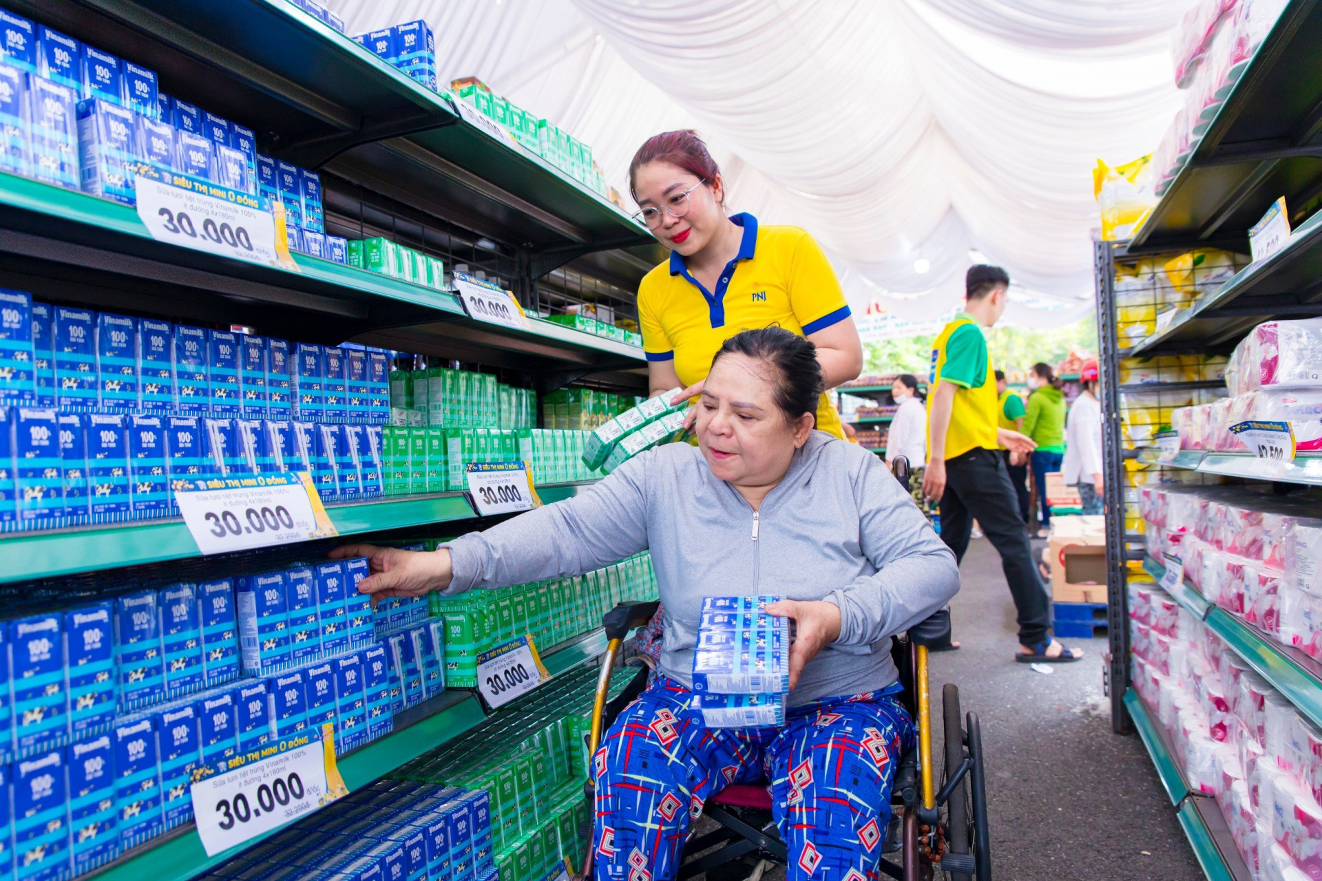 Một người khuyết tật mua sắm tại siêu thị mini 0 đồng.