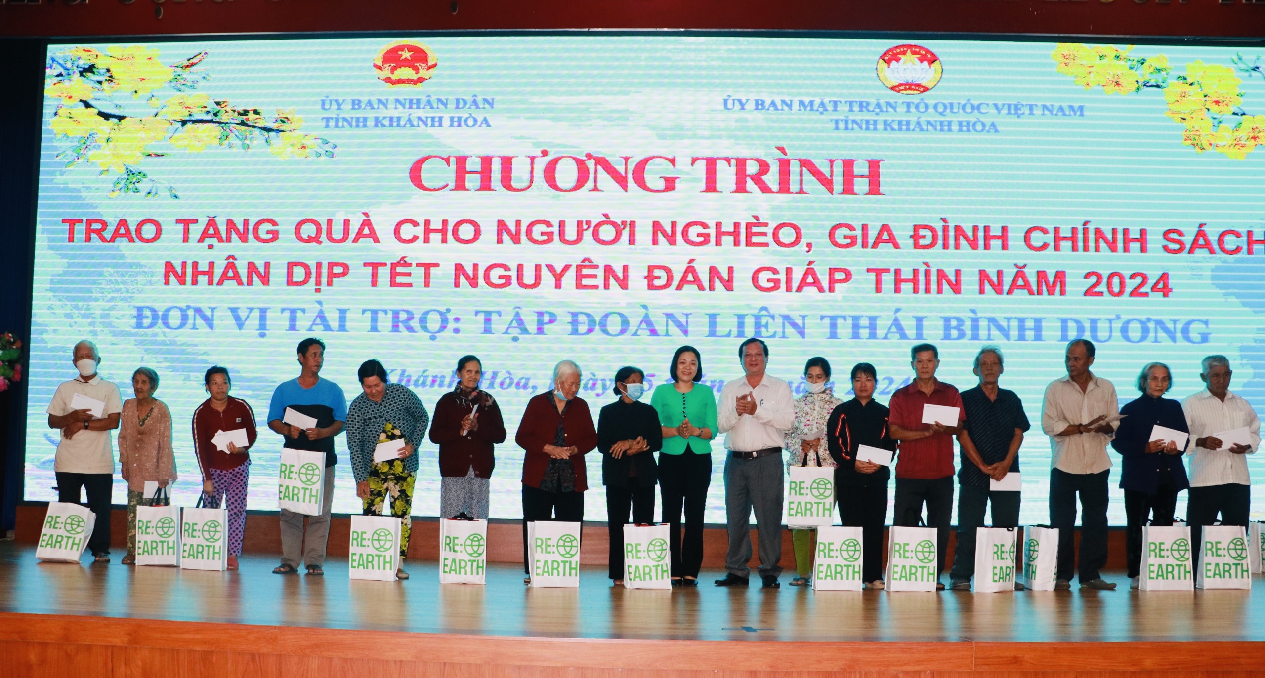 Đại diện lãnh đạo UBMTTQ tỉnh và TP. Nha Trang trao quà cho hộ nghèo, gia đình chính sách