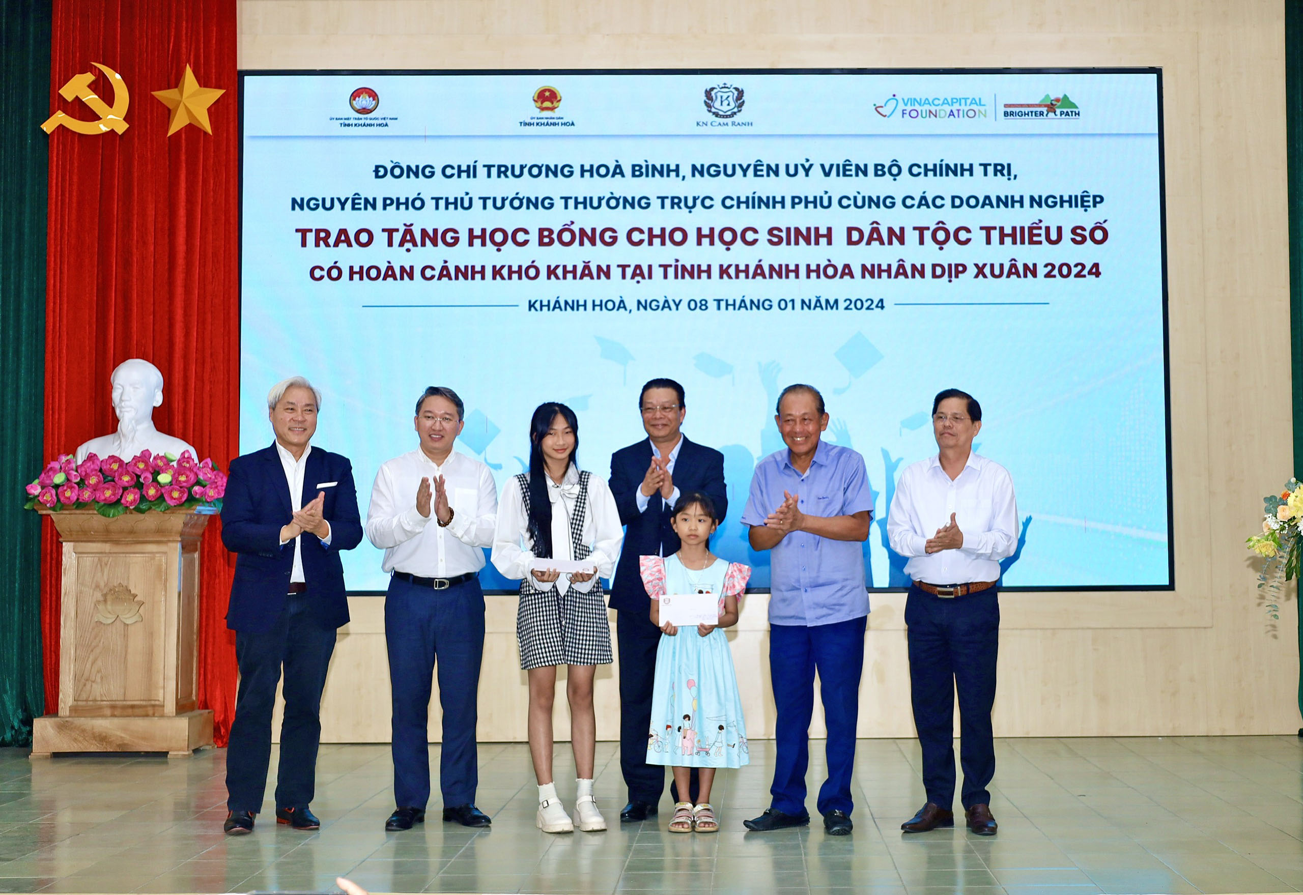 Đoàn công tác của nguyên Phó Thủ tướng Thường trực Chính phủ Trương Hòa Bình:: Tặng 510 suất học bổng cho học sinh Khánh Hòa có hoàn cảnh khó khăn