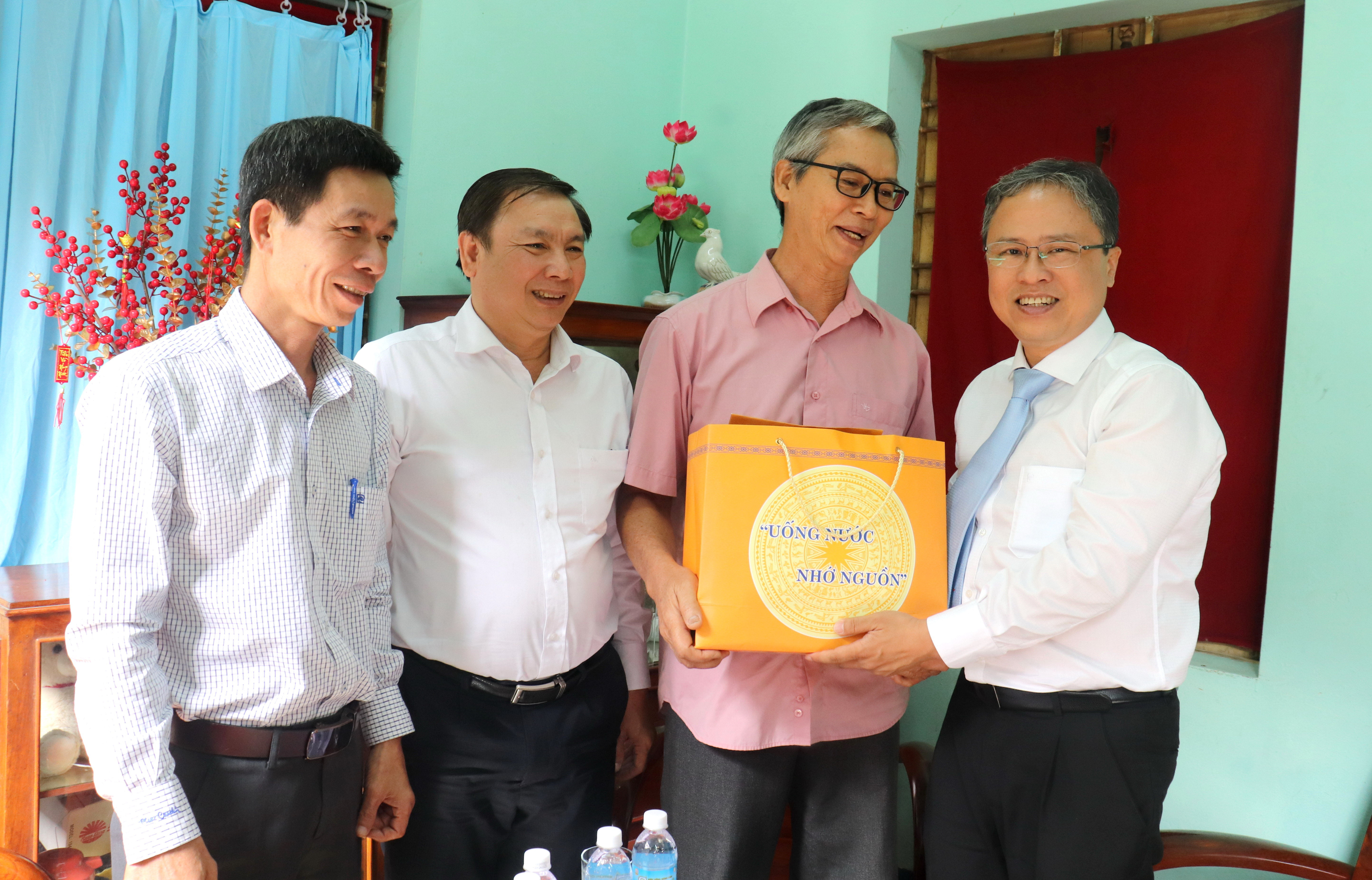 Phó Chủ tịch UBND tỉnh Trần Hòa Nam thăm, tặng quà Tết gia đình người có công ở TP. Nha Trang