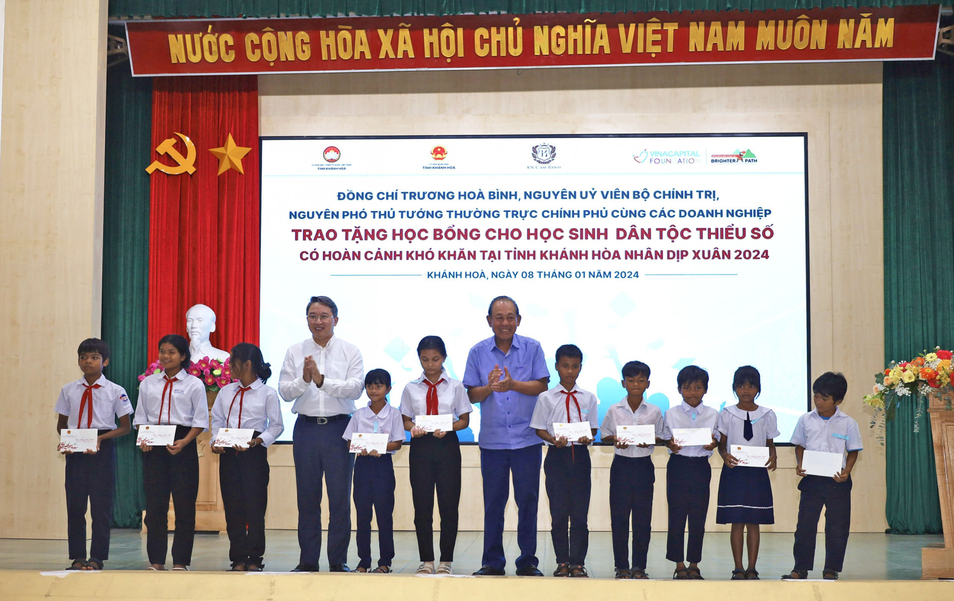 Đồng chí Trương Hòa Bình (thứ 6 từ phải sang) và đồng chí Nguyễn Hải Ninh (thứ 4 từ trái sang) trao học bổng cho học sinh.