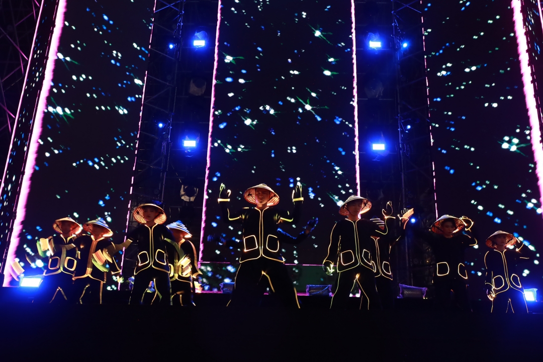 LED light dance performance on the background music of Vietname’s folk songs 

