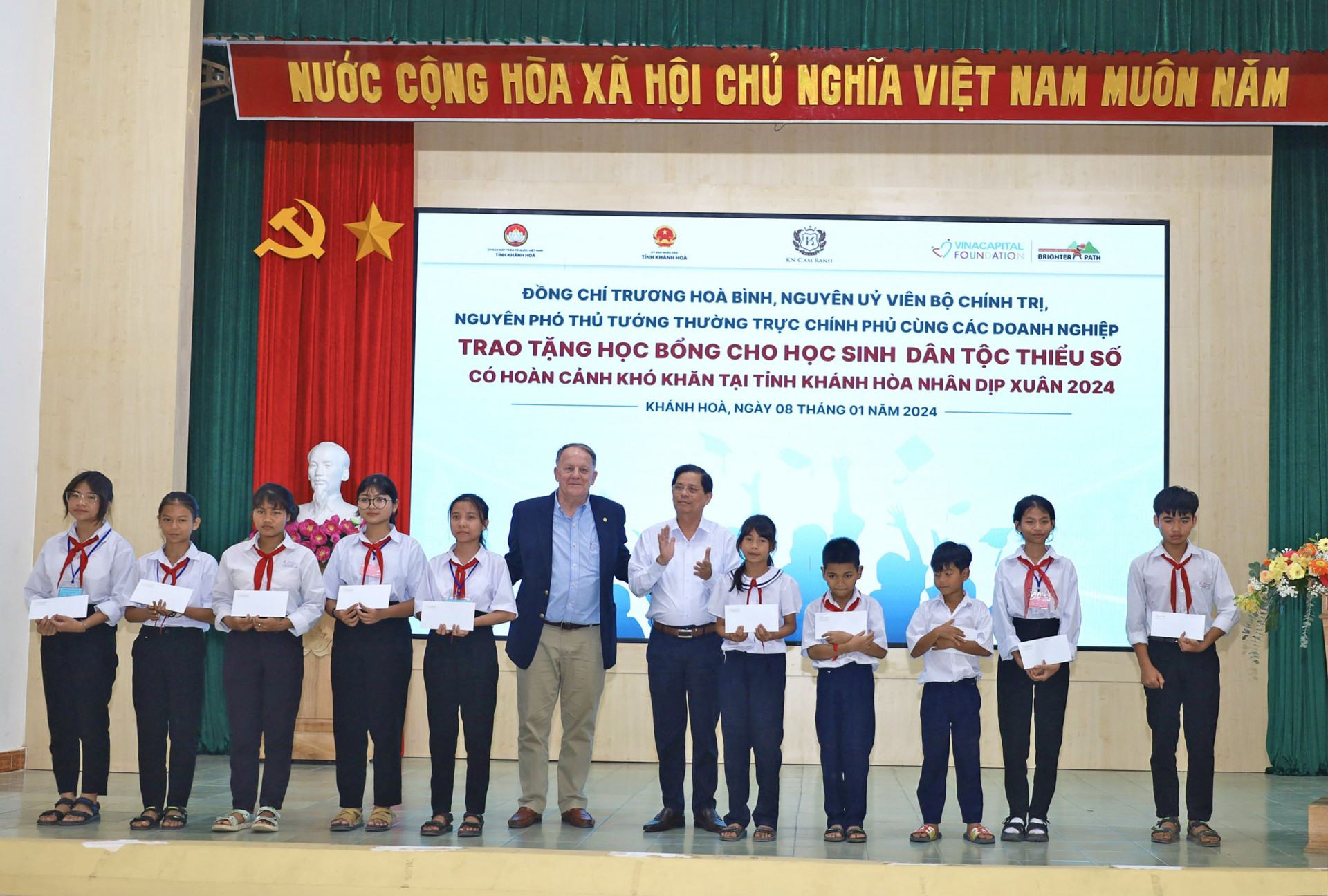 Đồng chí Nguyễn Tấn Tuân (thứ 6 từ phải sang) và đơn vị tài trợ trao học bổng cho học sinh.