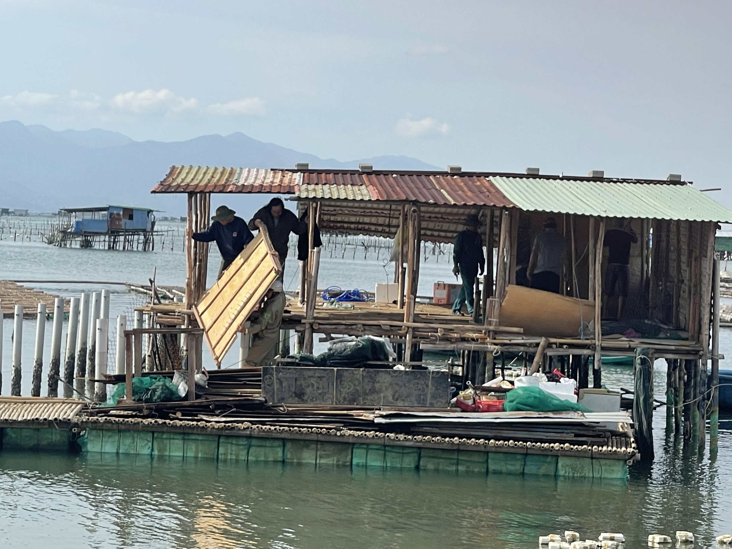 Phường Cam Nghĩa: Nỗ lực vận động người dân tháo dỡ lồng bè nuôi tự phát