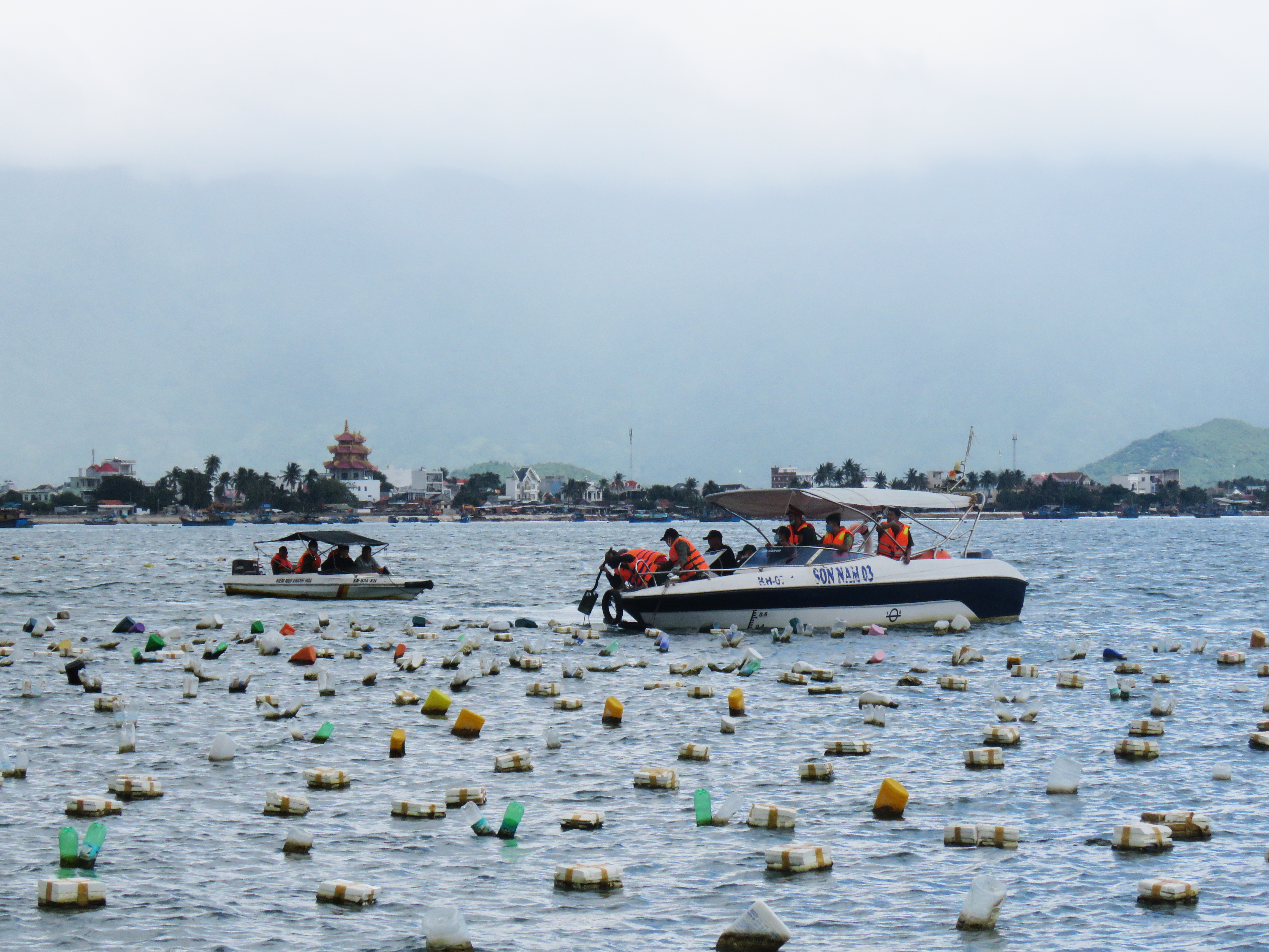 Thị trấn Vạn Giã: Xử lý triệt để lồng bè nuôi trồng thủy sản trái phép