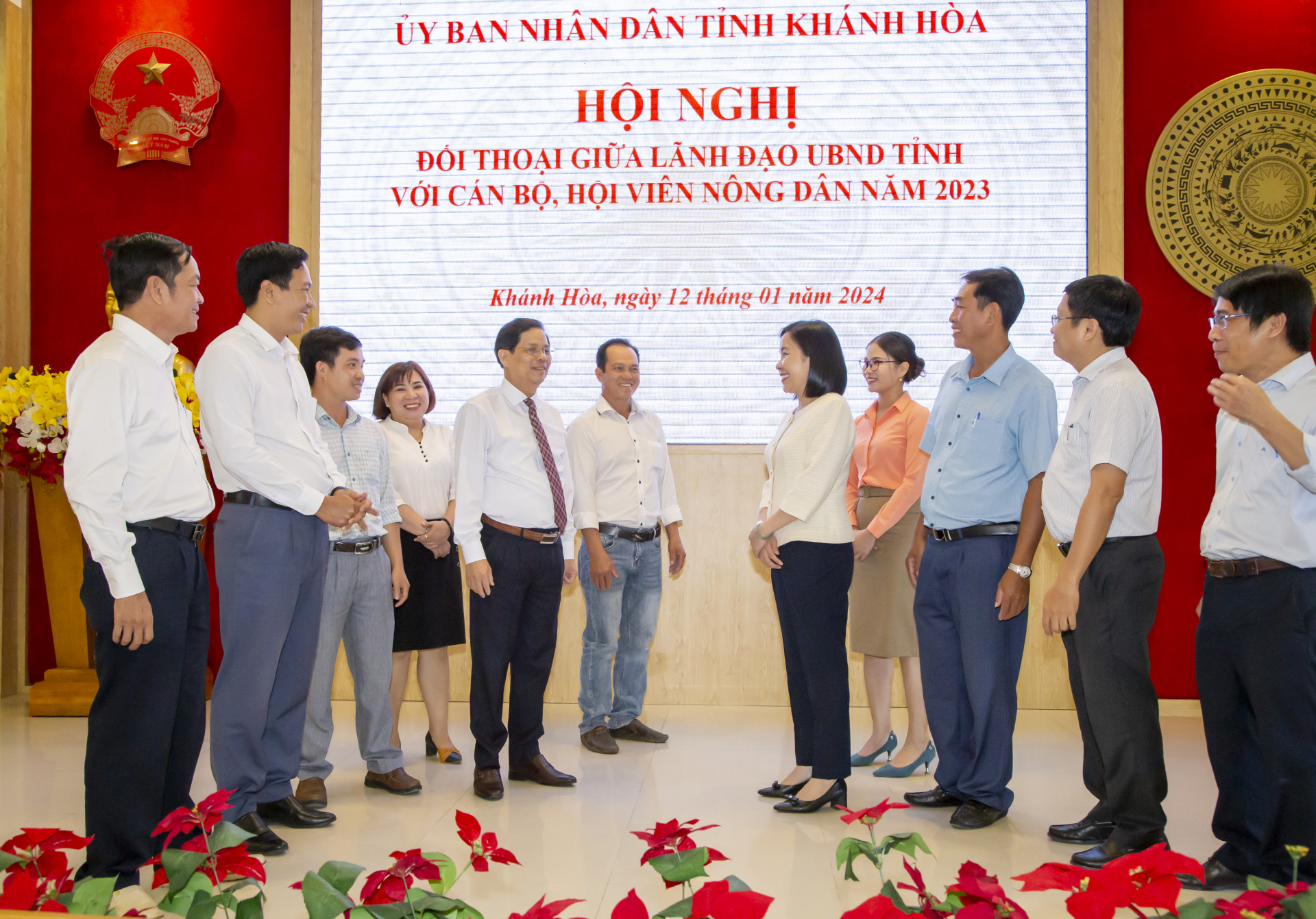 Chủ tịch UBND tỉnh Nguyễn Tấn Tuân trao đổi với hội viên nông dân.