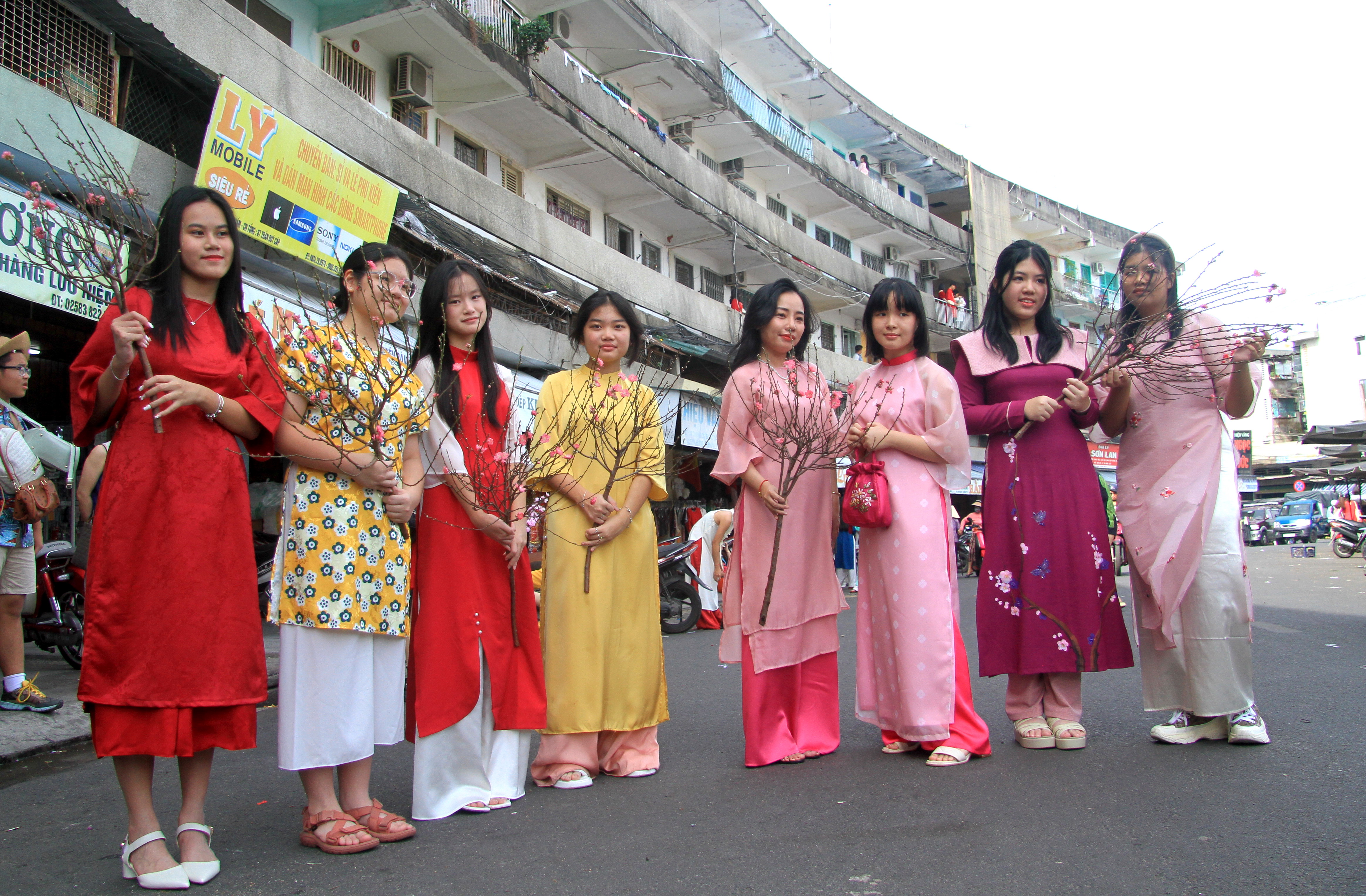 Tung tăng áo dài xuống phố 