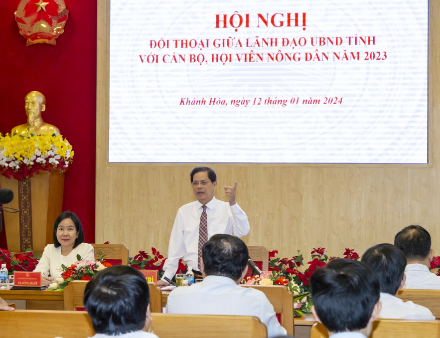 Ông Nguyễn Tấn Tuân phát biểu tại buổi đối thoại.