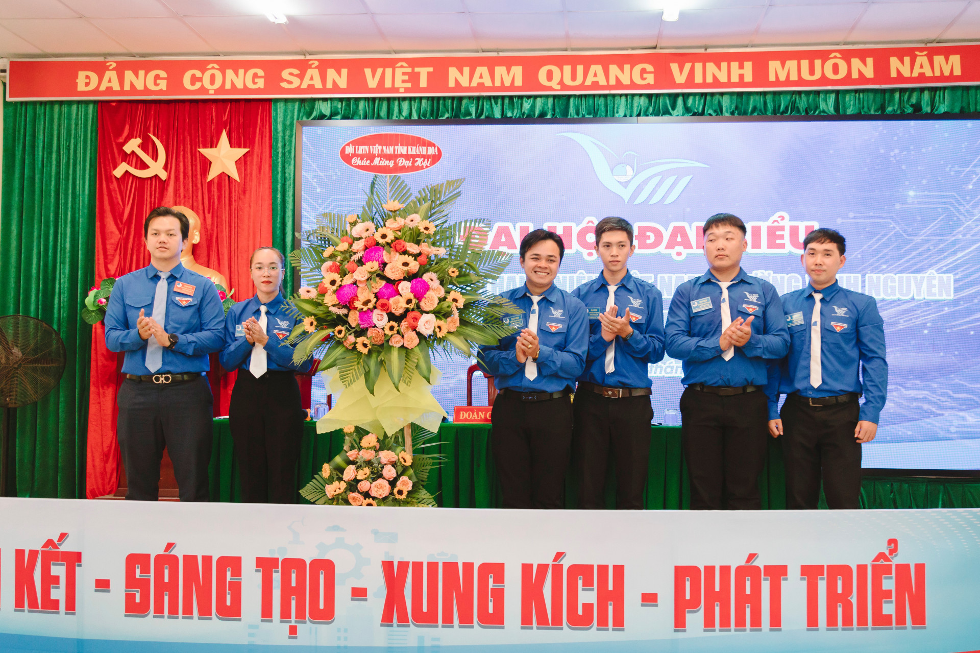 Hội LHTN Việt Nam tỉnh tặng hoa chúc mừng đại hội.