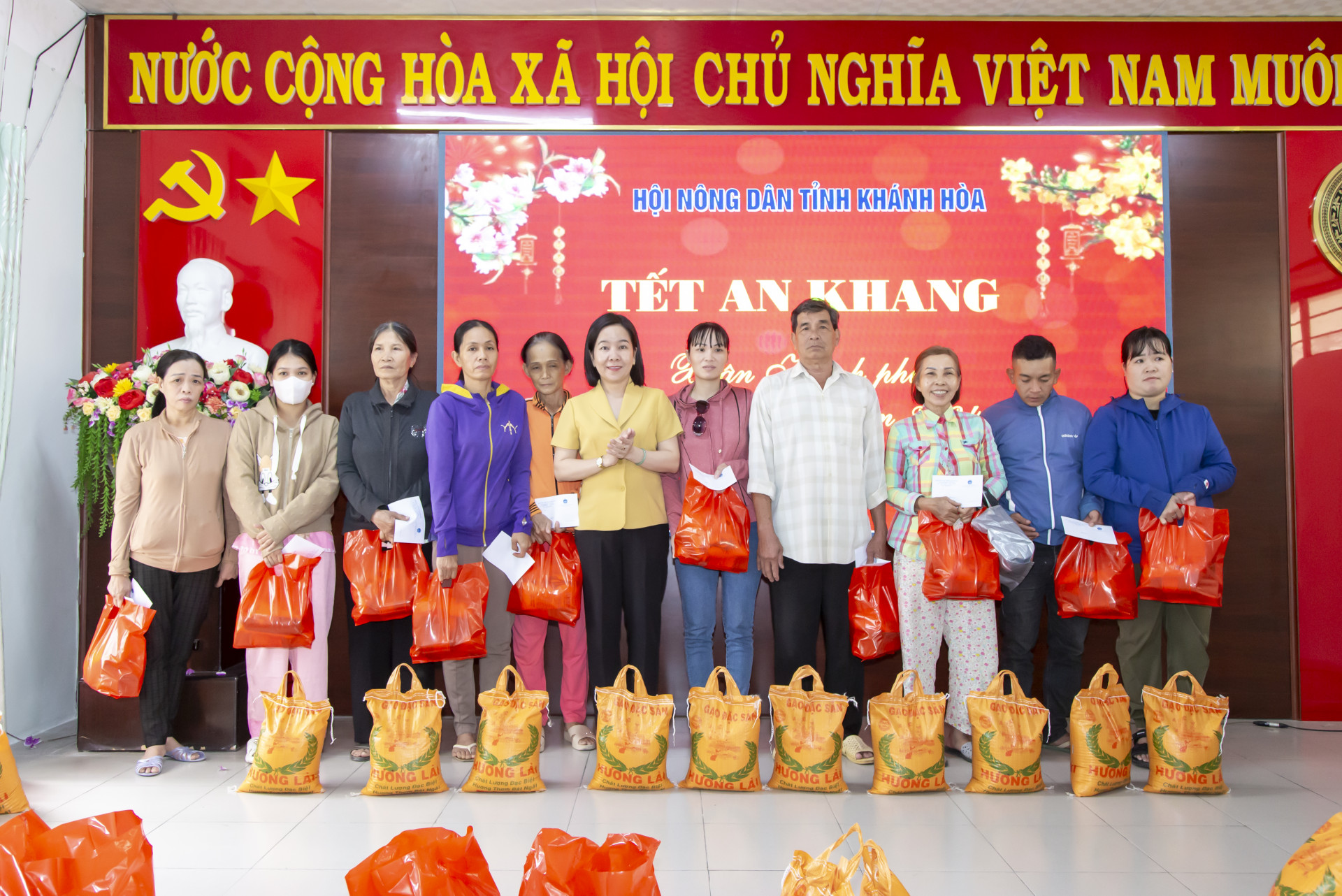 Trao quà cho hội viên, nông dân khó khăn tại Nha Trang