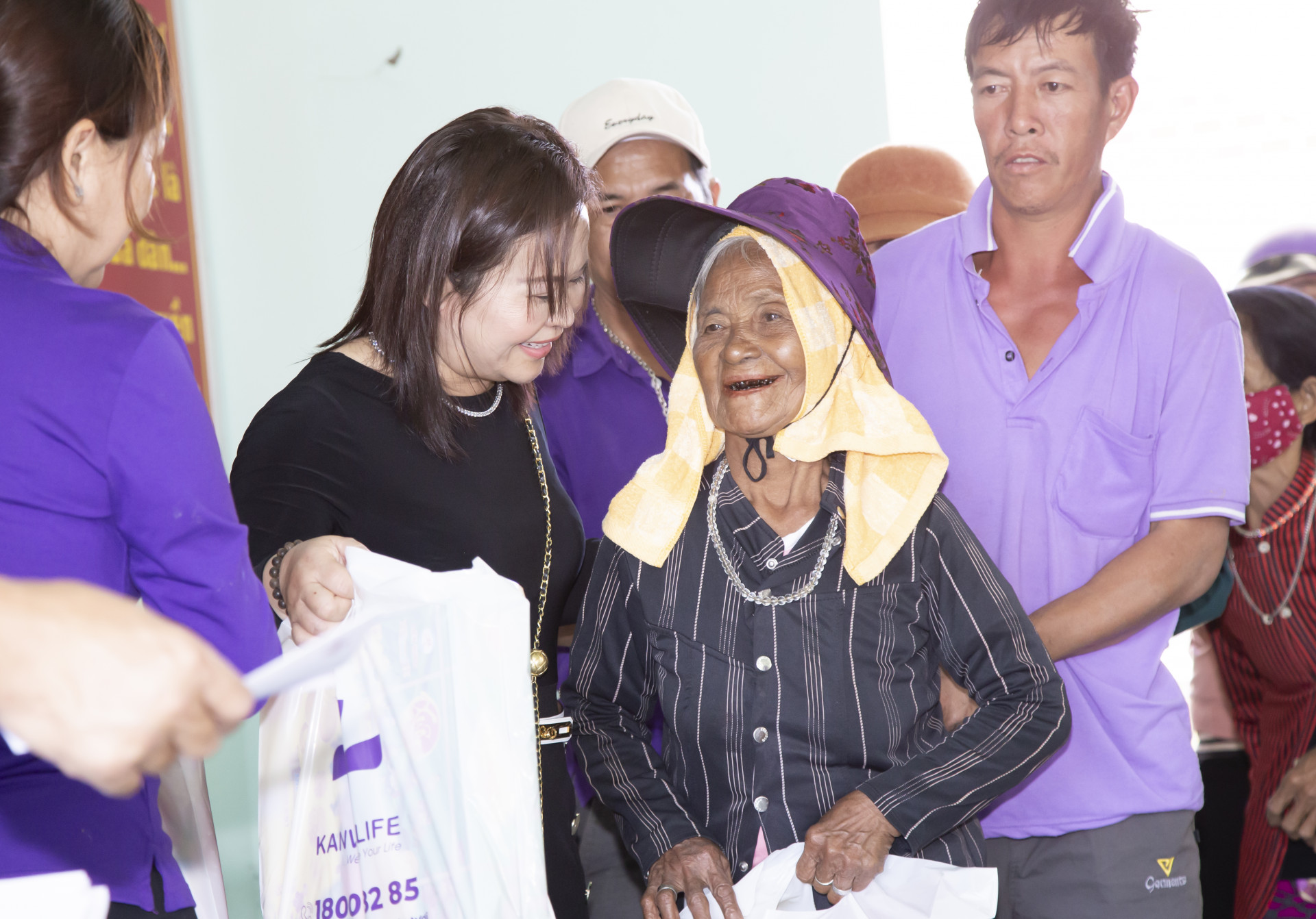 Bà Trần Thị Mười trao quà cho người dân khó khăn ở xã Ninh Sim