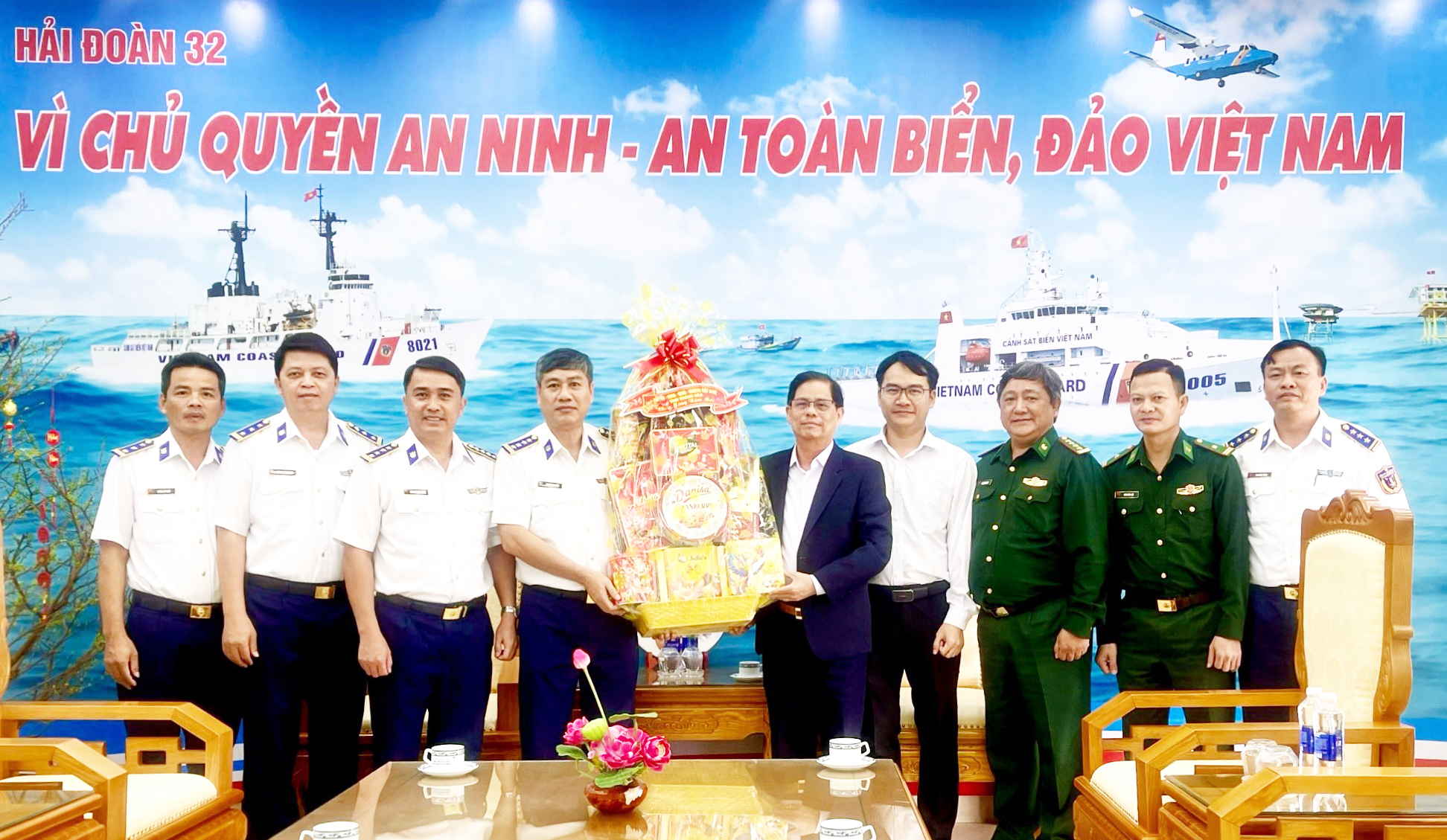 Chủ tịch UBND tỉnh Nguyễn Tấn Tuân thăm, chúc Tết các đơn vị trực chiến