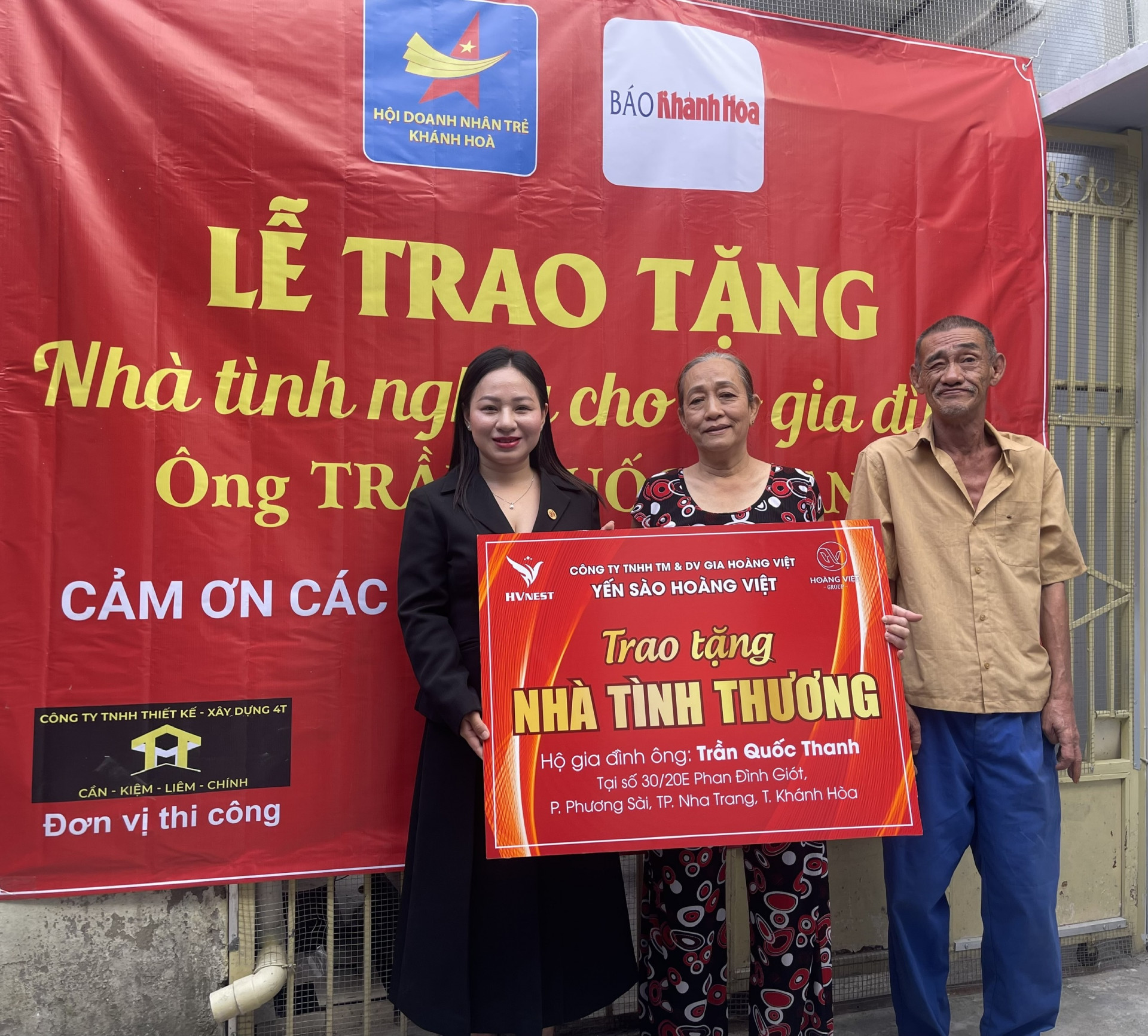 Dương Thị Thanh Dung - Giám đốc Công ty TNHH TM & DV Gia Hoàng Việt - HVNEST trao hỗ trợ nhà tình nghĩa cho gia đình ông Trần Quốc Thanh