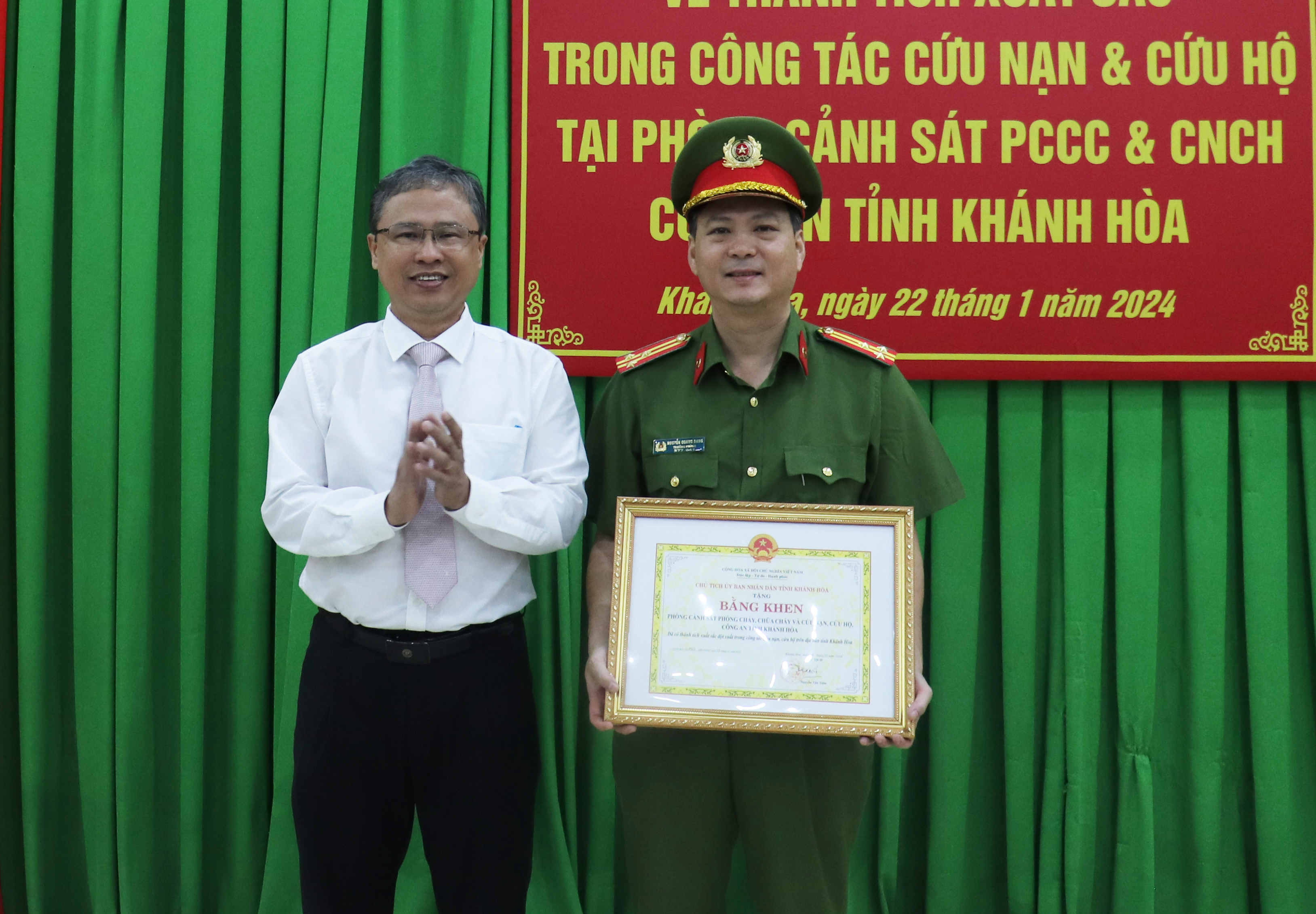 Chủ tịch UBND tỉnh Khánh Hòa khen thưởng đột xuất lực lượng cứu nạn kịp thời giải cứu 4 du khách