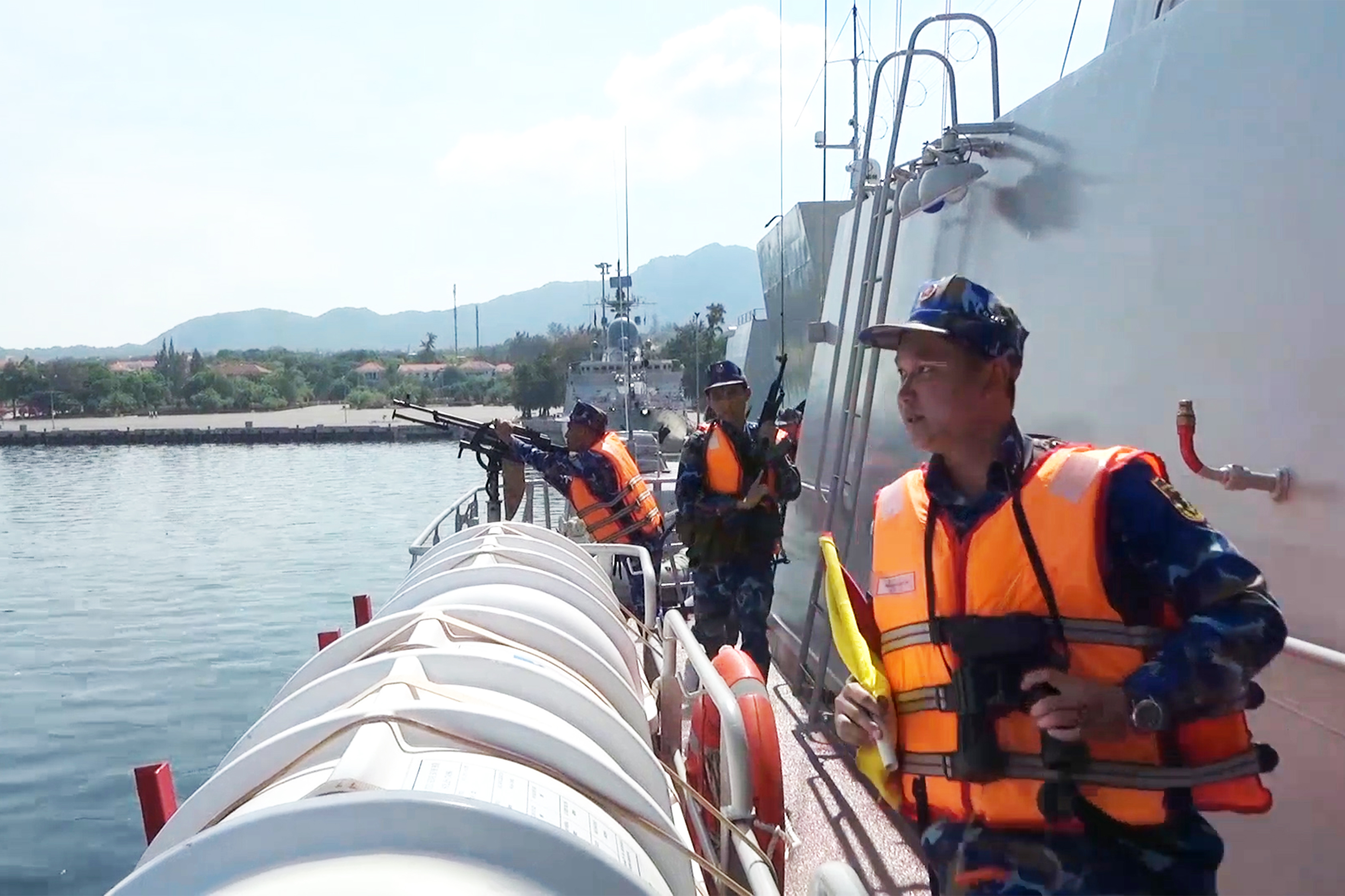 Bộ Tư lệnh Vùng 4 Hải quân kiểm tra công tác sẵn sàng chiến đấu và chuẩn bị Tết tại các đơn vị