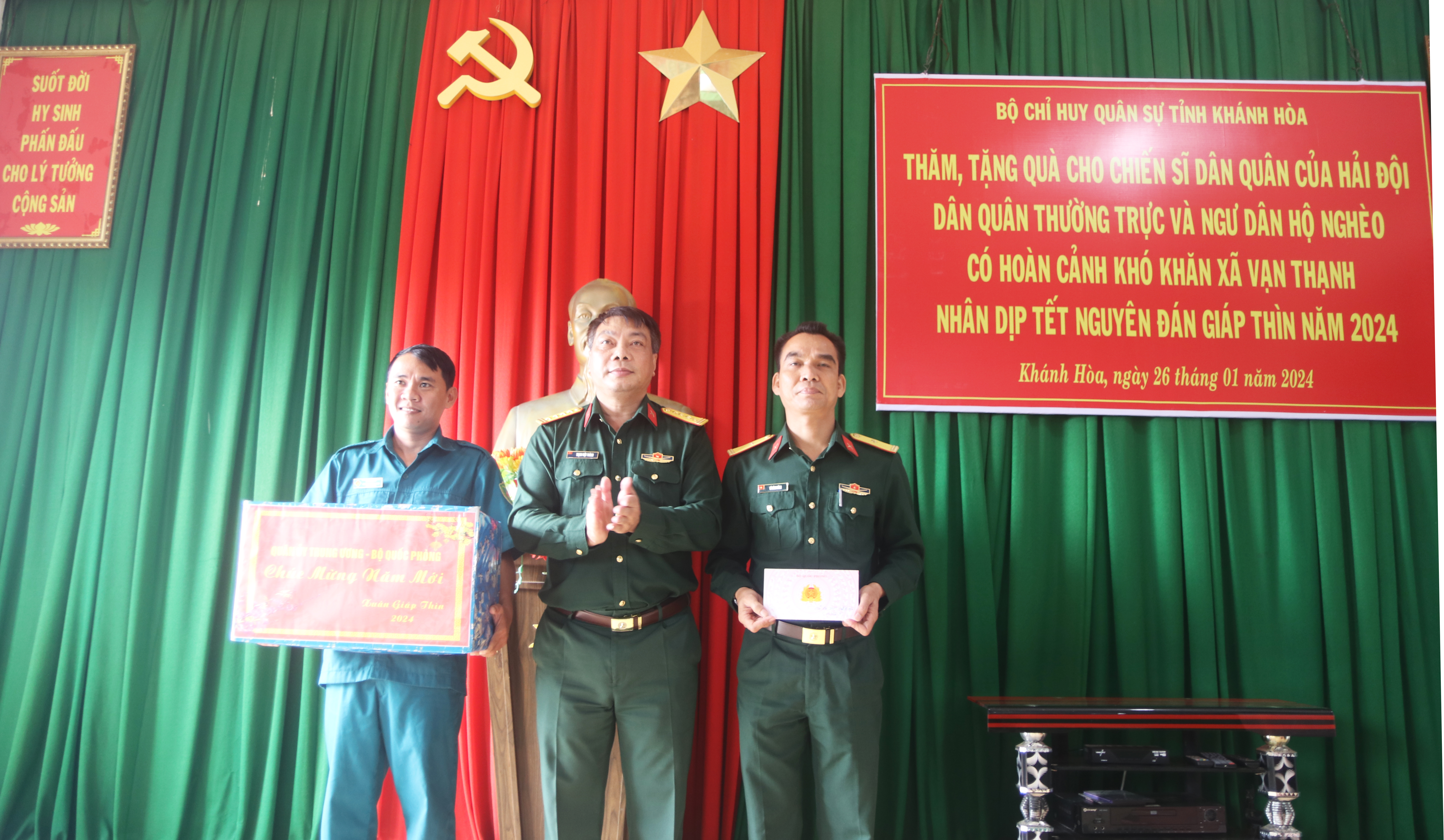 Bộ Chỉ huy Quân sự tỉnh, HĐND tỉnh và Hội Nhà báo Việt Nam tỉnh:: Thăm, tặng quà Tết Hải đội Dân quân thường trực và ngư dân có hoàn cảnh khó khăn