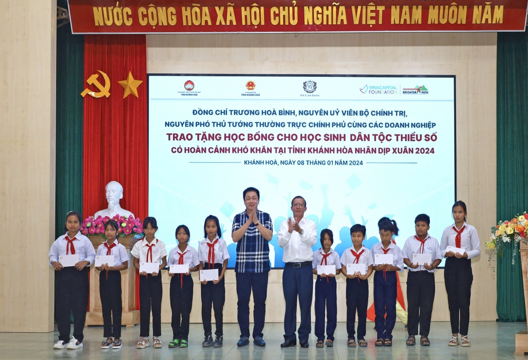 Ông Trần Ngọc Thanh và đơn vị tài trợ trao học bổng cho học sinh.
