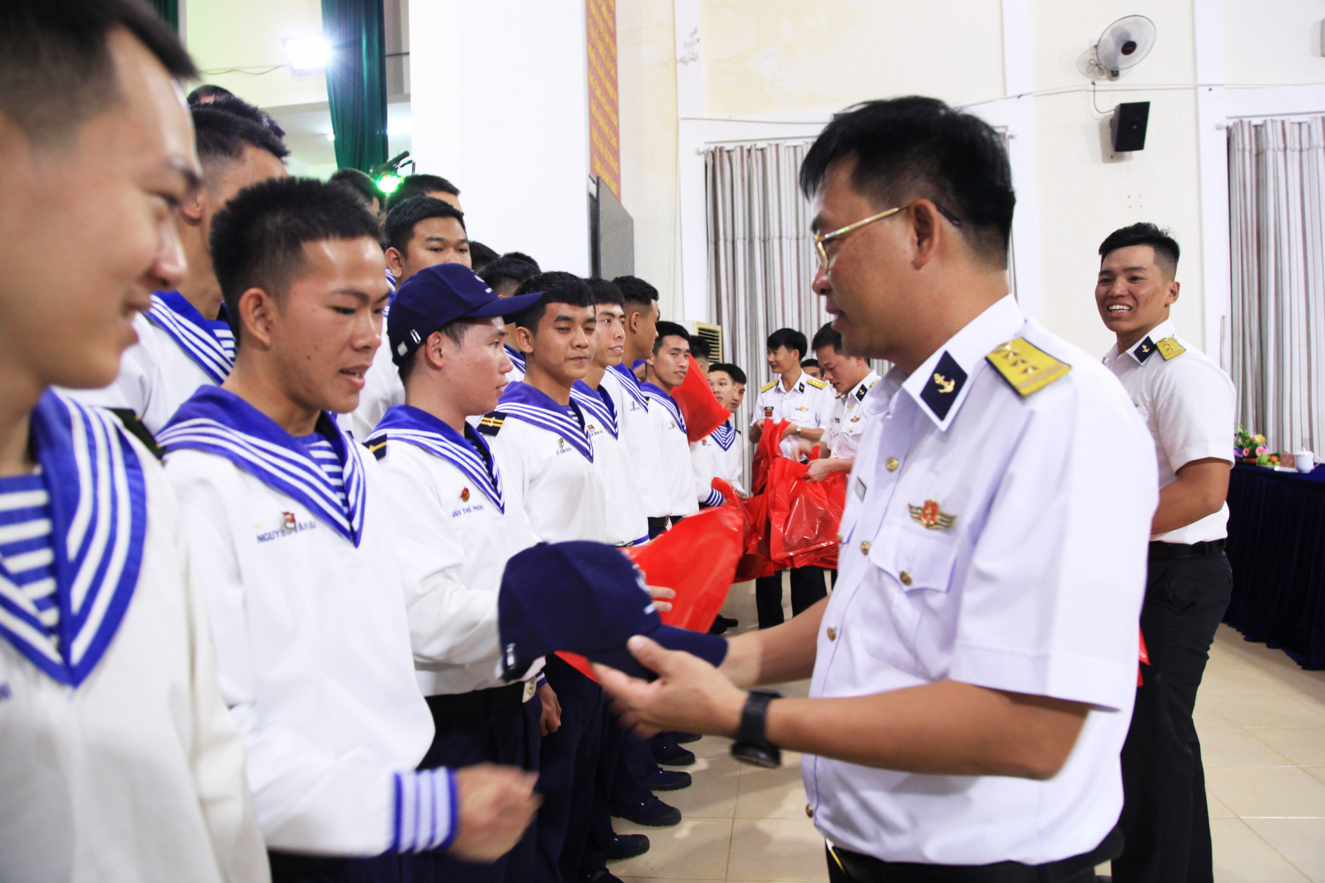 Thủ trưởng Lữ đoàn và chỉ huy các cơ quan, đơn vị tặng quà cho chiến sĩ hoàn thành nghĩa vụ quân sự.