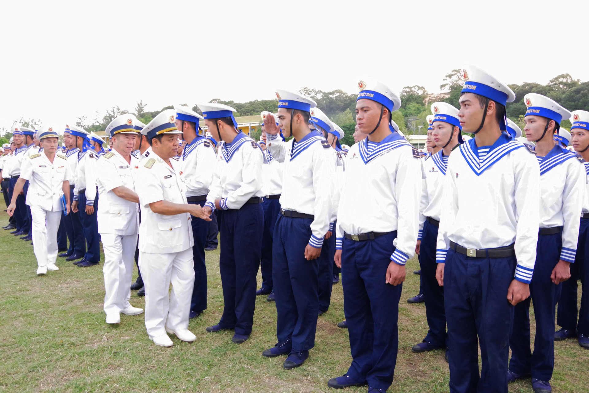 Lãnh đạo Lữ đoàn 146, Vùng 4 Hải quân bắt tay động viên chiến sĩ hoàn thành nghĩa vụ quân sự.

