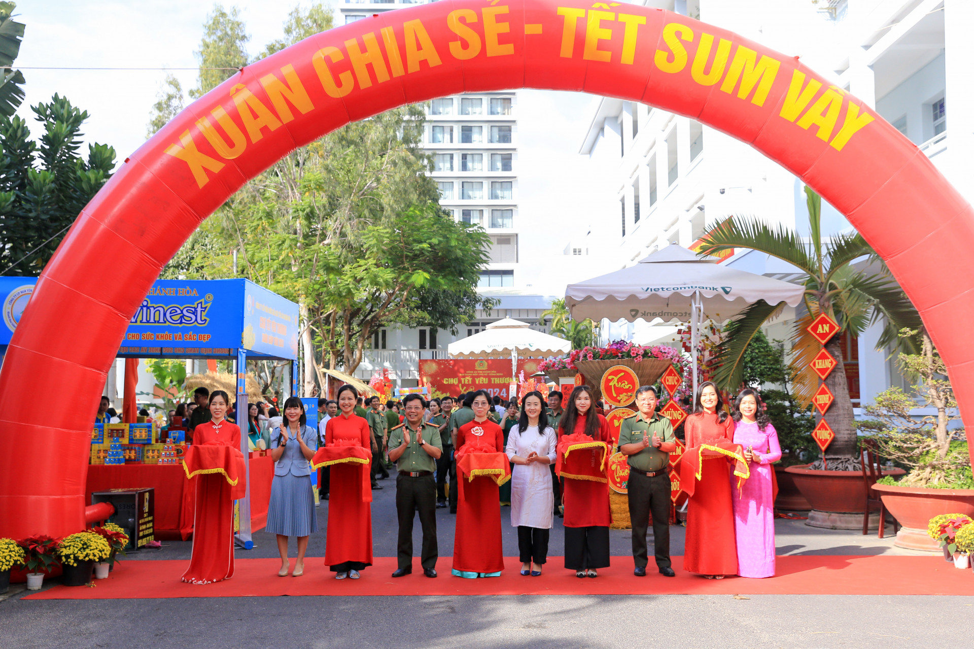 Lãnh đạo Công an tỉnh Khánh Hòa và lãnh đạo Hội Liên hiệp phụ nữ tỉnh Khánh Hòa cắt băng khai mạc Hội chợ “Xuân chia sẻ - Tết sum vầy”
