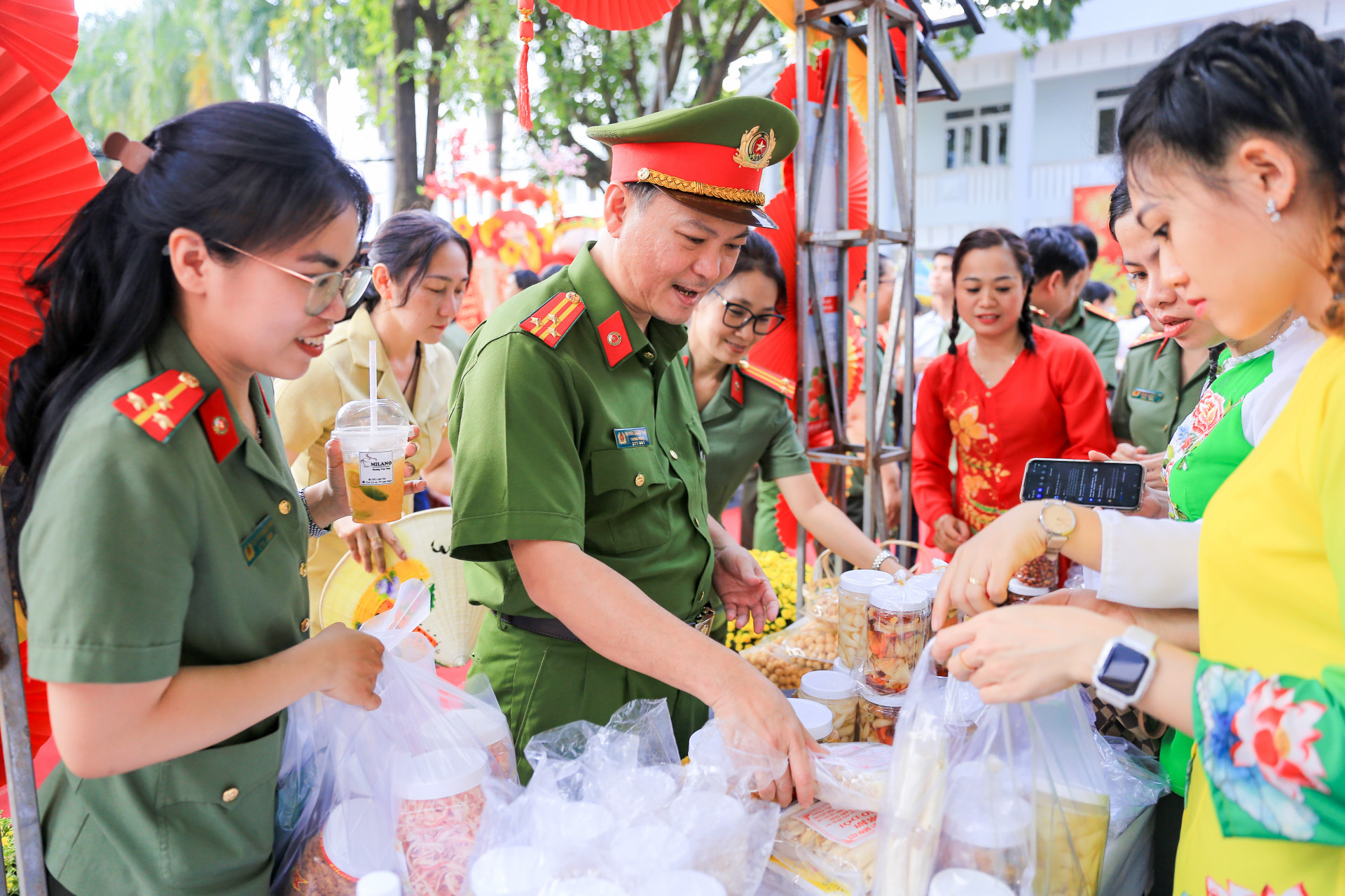 Quang cảnh Hội chợ “Xuân chia sẻ - Tết sum vầy”
