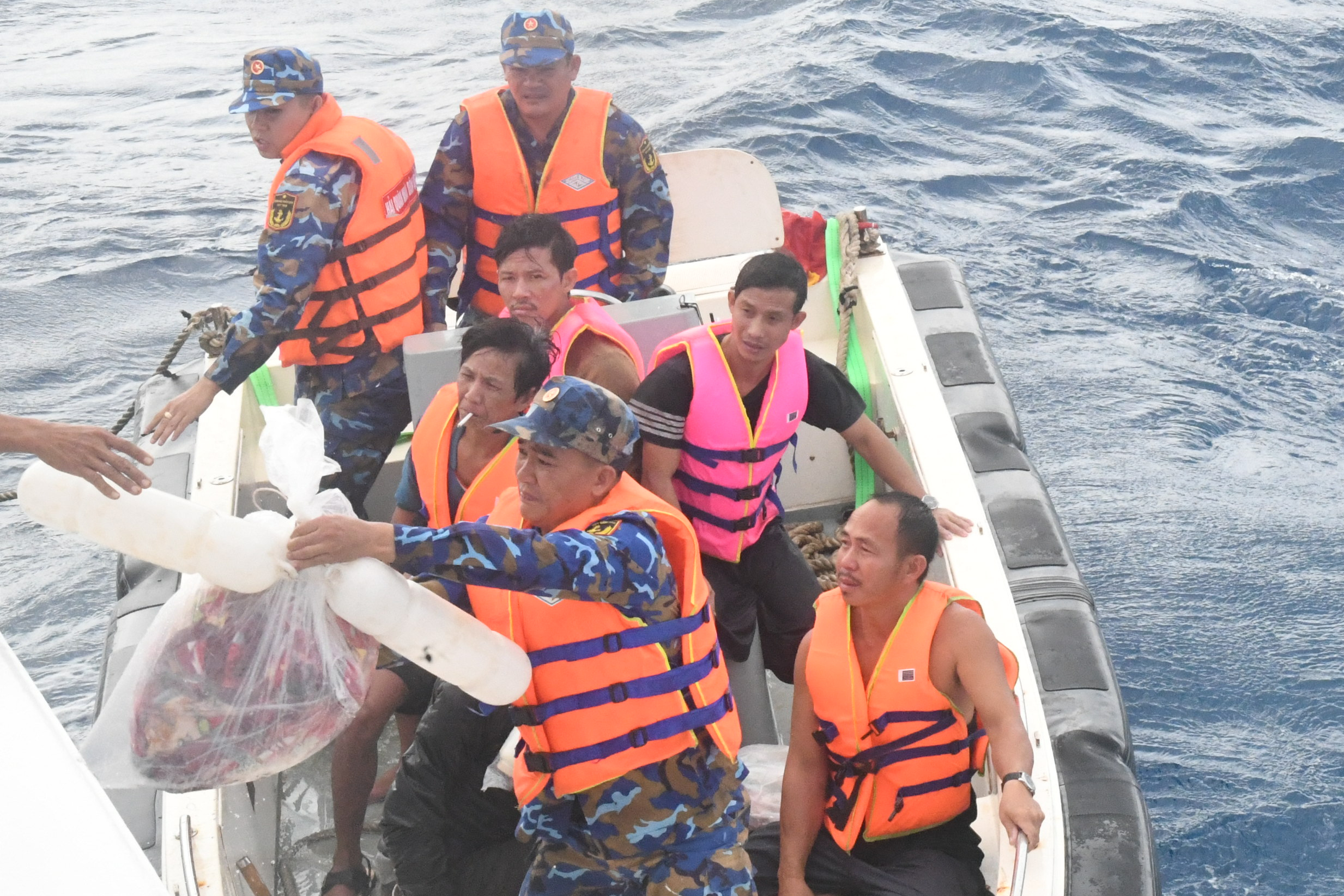 Tàu 471, Vùng 4 Hải quân cứu 5 ngư dân gặp nạn trên biển Trường Sa